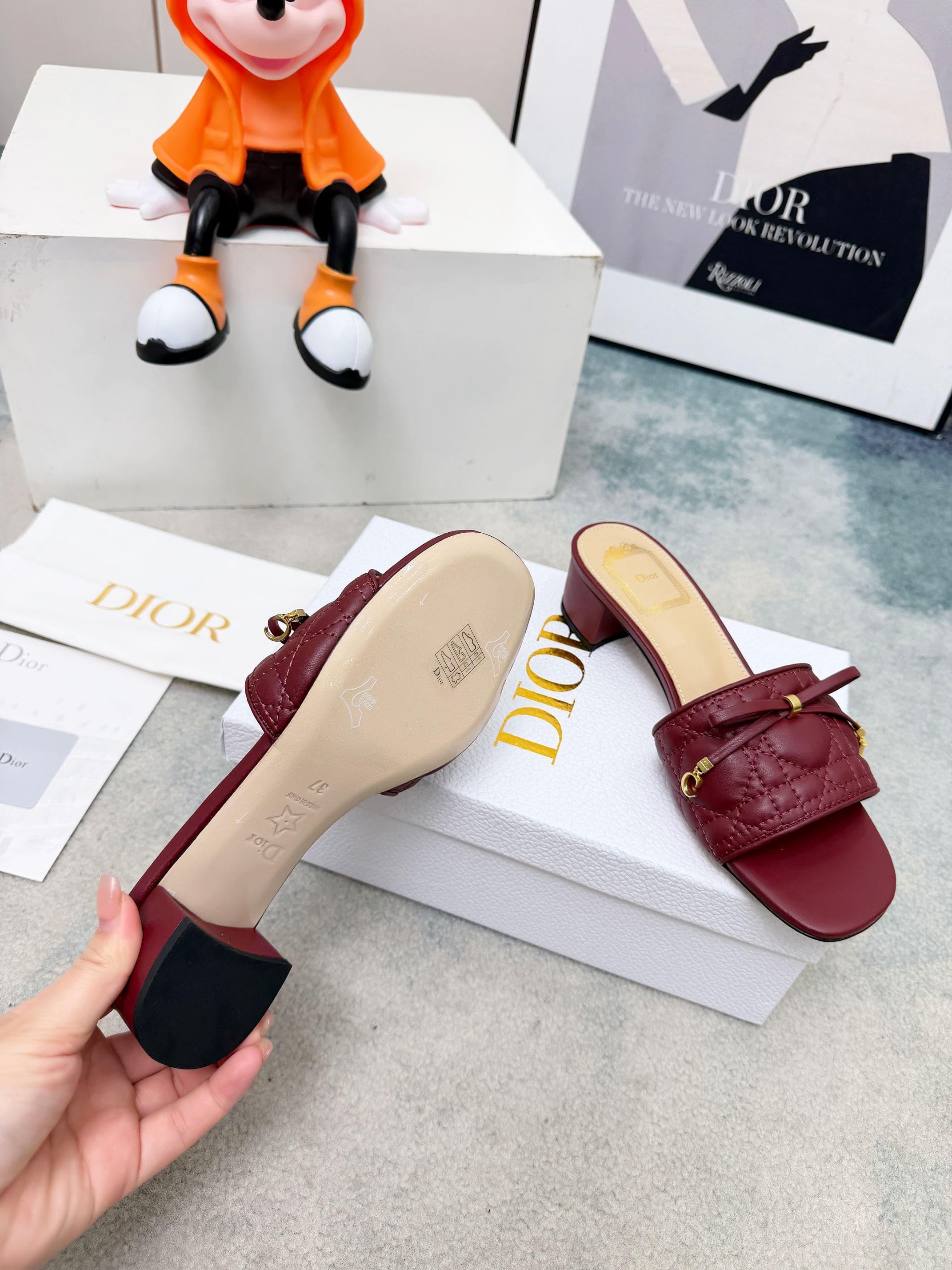 D5856 Spring/summer new model Dior D-Lane slippers – a classic style. The black leather upper features the 5D twill pattern, with golden metal CD buckle decorations that add a fashionable touch. The padded leather sole provides a comfortable wearing exper — image 2
