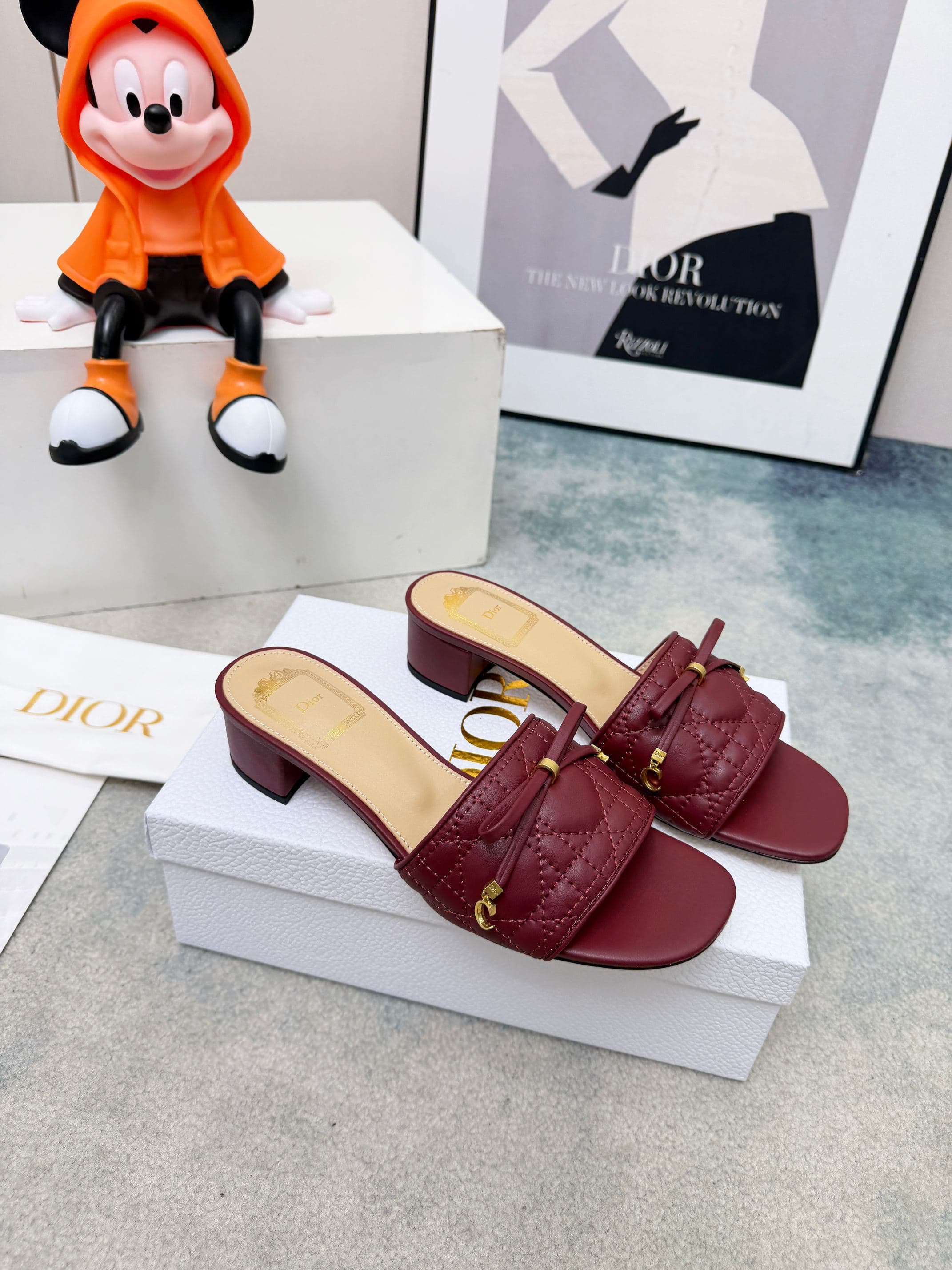 D5856 Spring/summer new model Dior D-Lane slippers – a classic style. The black leather upper features the 5D twill pattern, with golden metal CD buckle decorations that add a fashionable touch. The padded leather sole provides a comfortable wearing exper — image 4