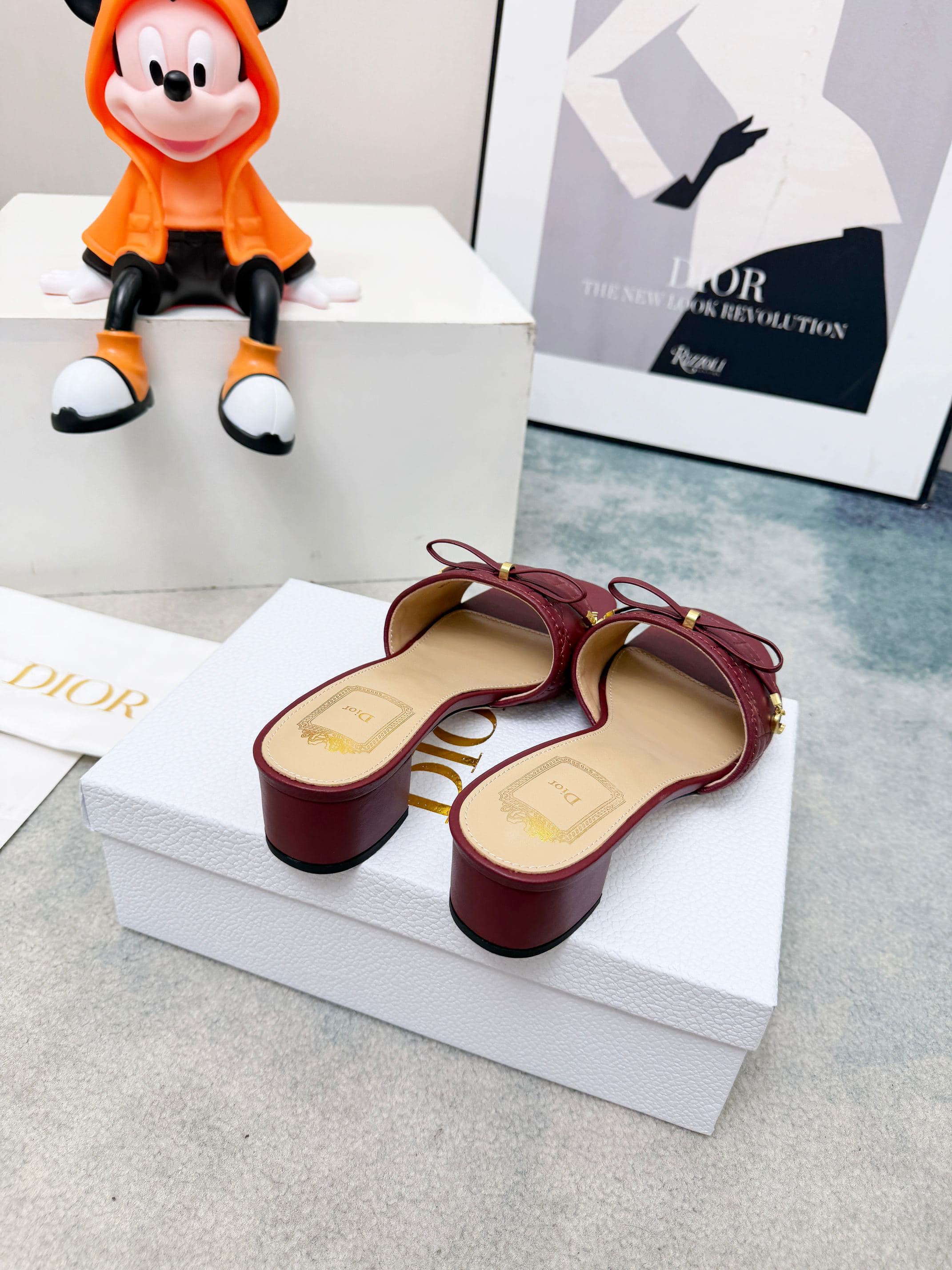 D5856 Spring/summer new model Dior D-Lane slippers – a classic style. The black leather upper features the 5D twill pattern, with golden metal CD buckle decorations that add a fashionable touch. The padded leather sole provides a comfortable wearing exper — image 3