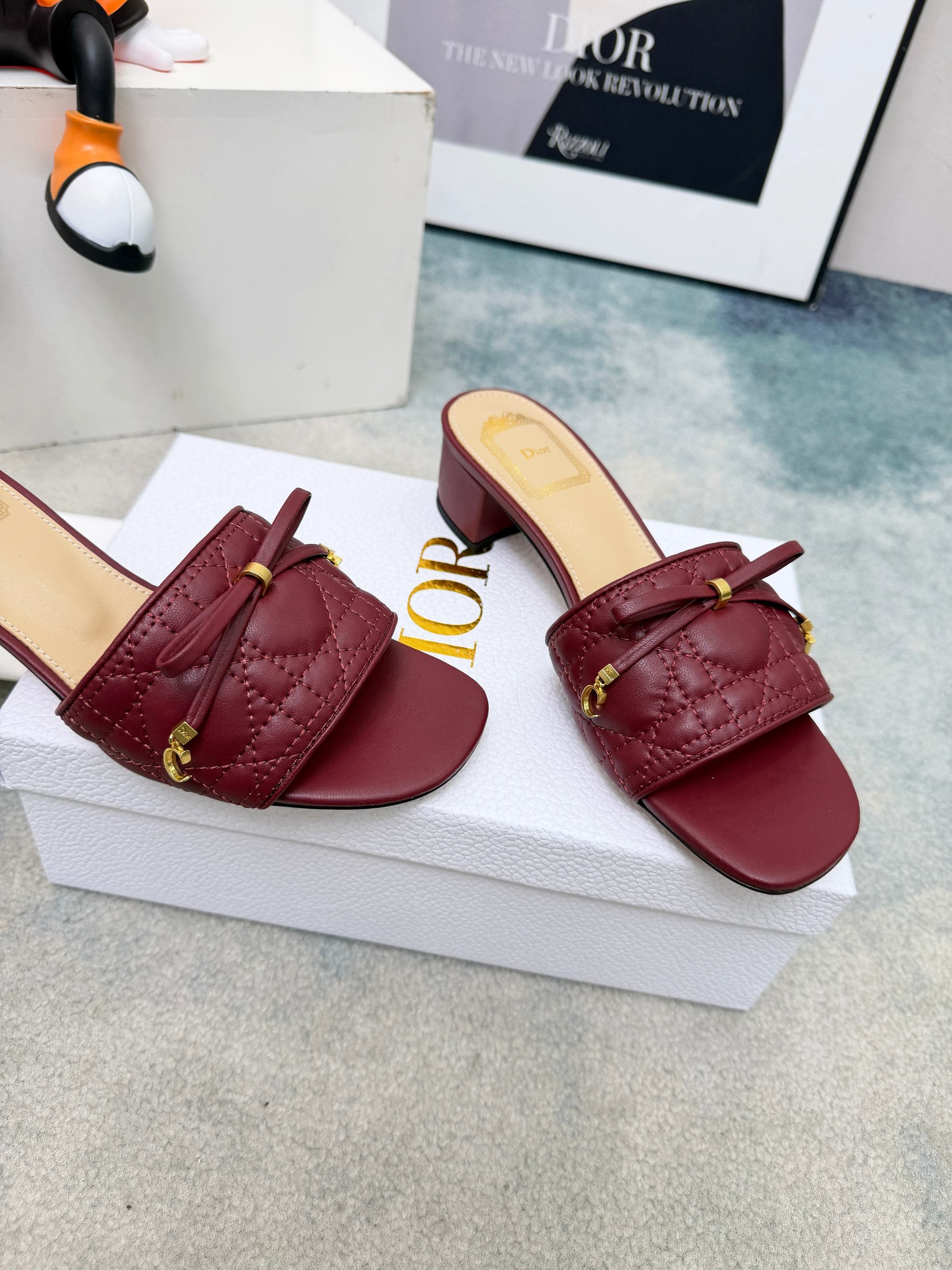 D5856 Spring/summer new model Dior D-Lane slippers – a classic style. The black leather upper features the 5D twill pattern, with golden metal CD buckle decorations that add a fashionable touch. The padded leather sole provides a comfortable wearing exper — image 5