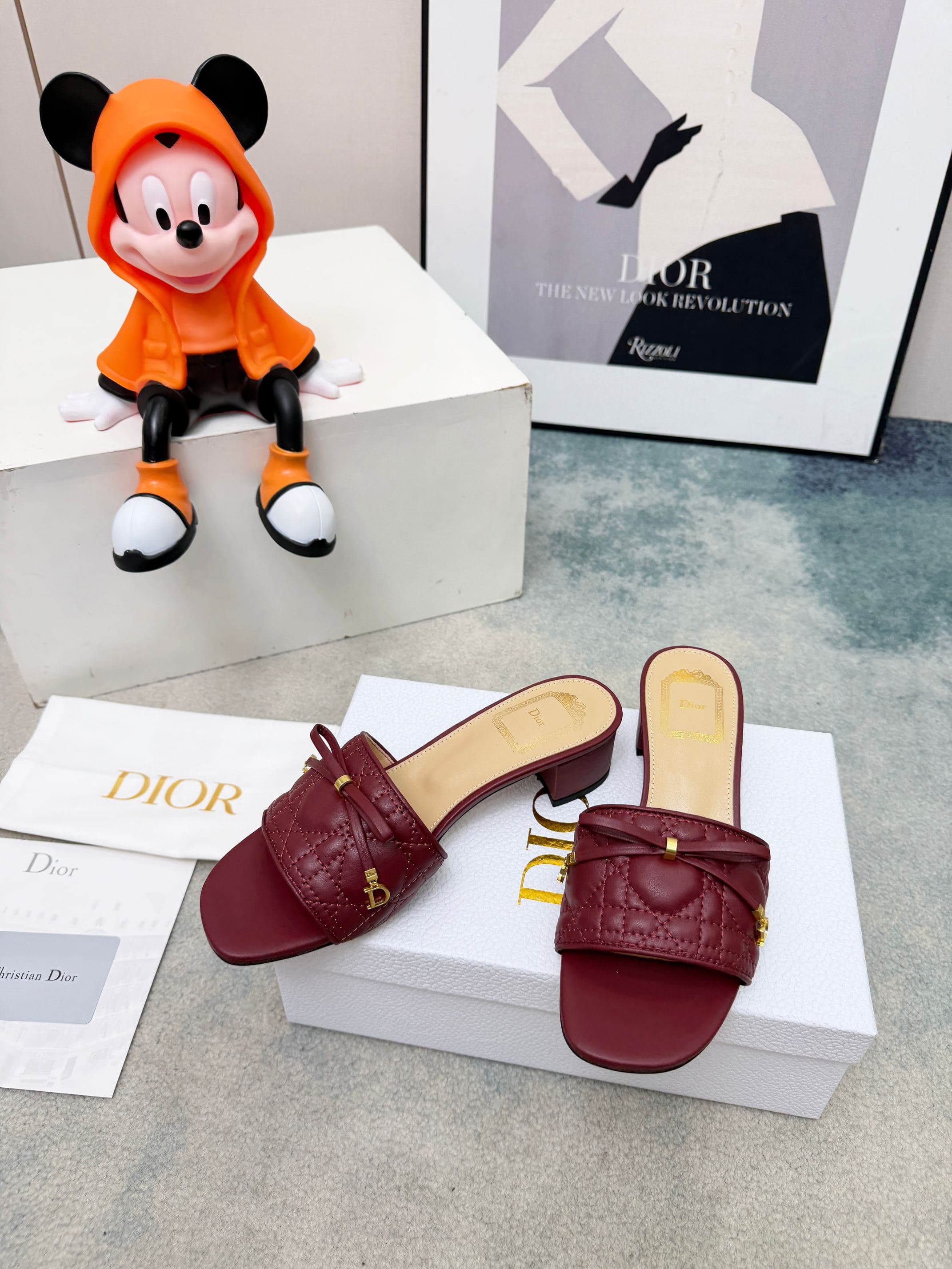 D5856 Spring/summer new model Dior D-Lane slippers – a classic style. The black leather upper features the 5D twill pattern, with golden metal CD buckle decorations that add a fashionable touch. The padded leather sole provides a comfortable wearing exper — image 8
