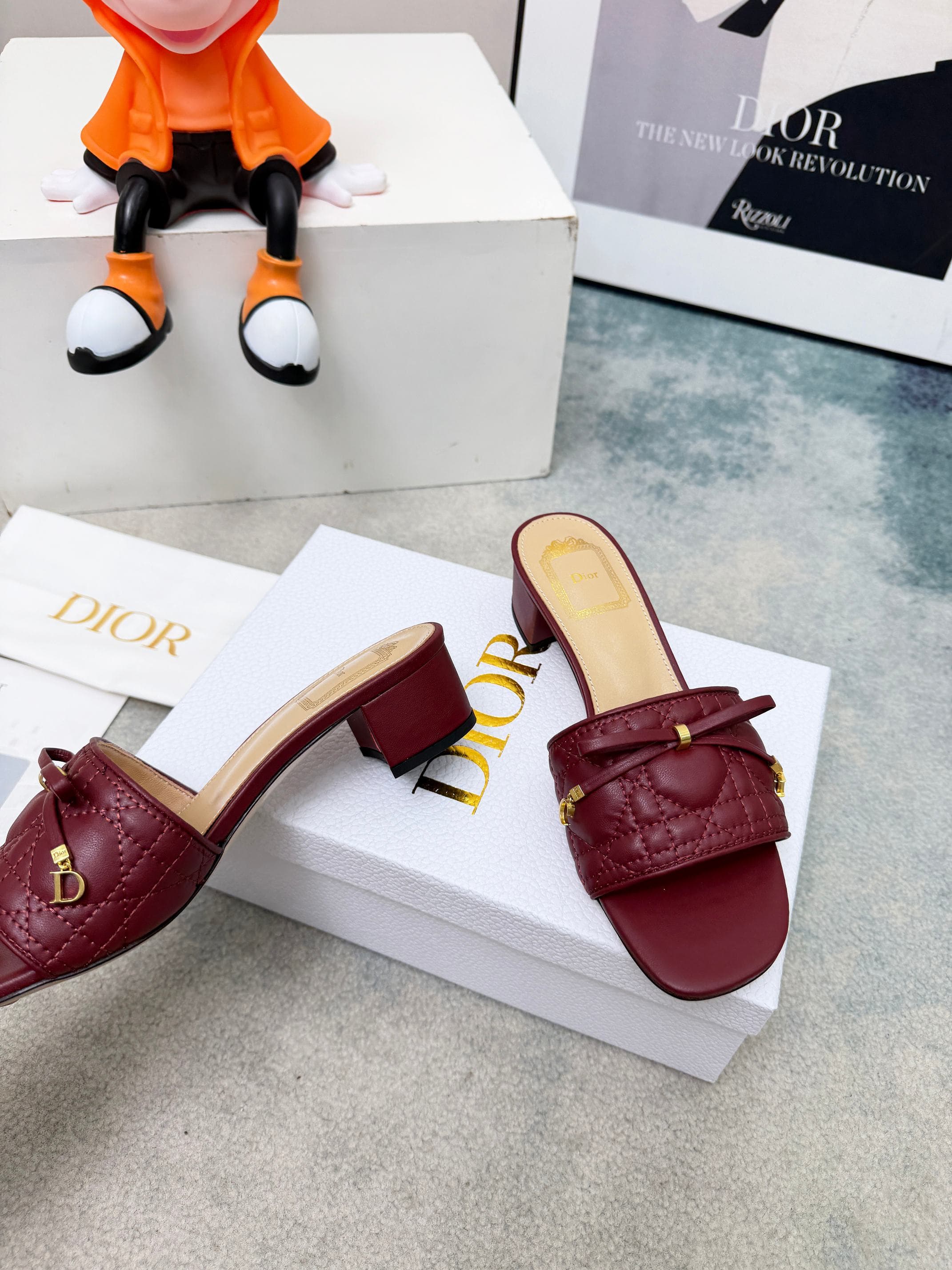 D5856 Spring/summer new model Dior D-Lane slippers – a classic style. The black leather upper features the 5D twill pattern, with golden metal CD buckle decorations that add a fashionable touch. The padded leather sole provides a comfortable wearing exper — image 6