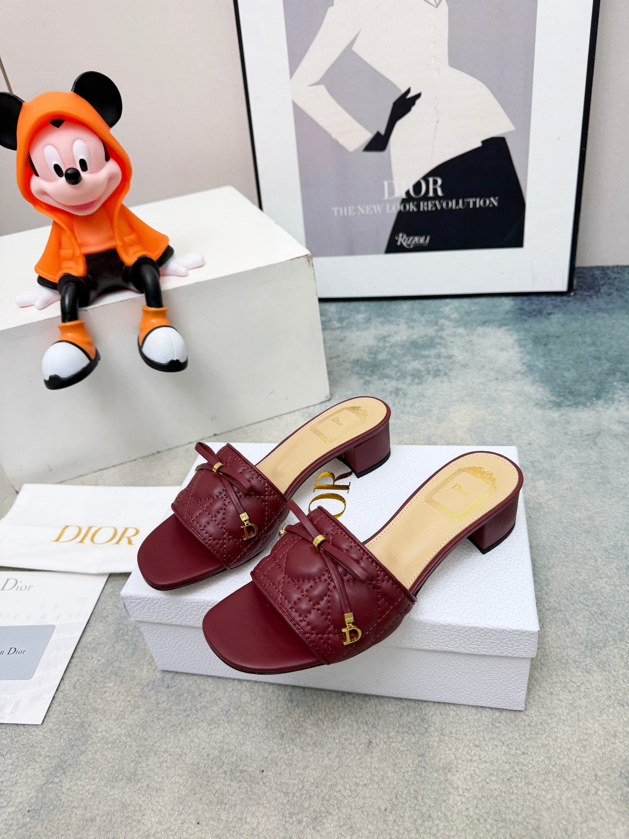 D5856 Spring/summer new model Dior D-Lane slippers – a classic style. The black leather upper features the 5D twill pattern, with golden metal CD buckle decorations that add a fashionable touch. The padded leather sole provides a comfortable wearing exper — image 7