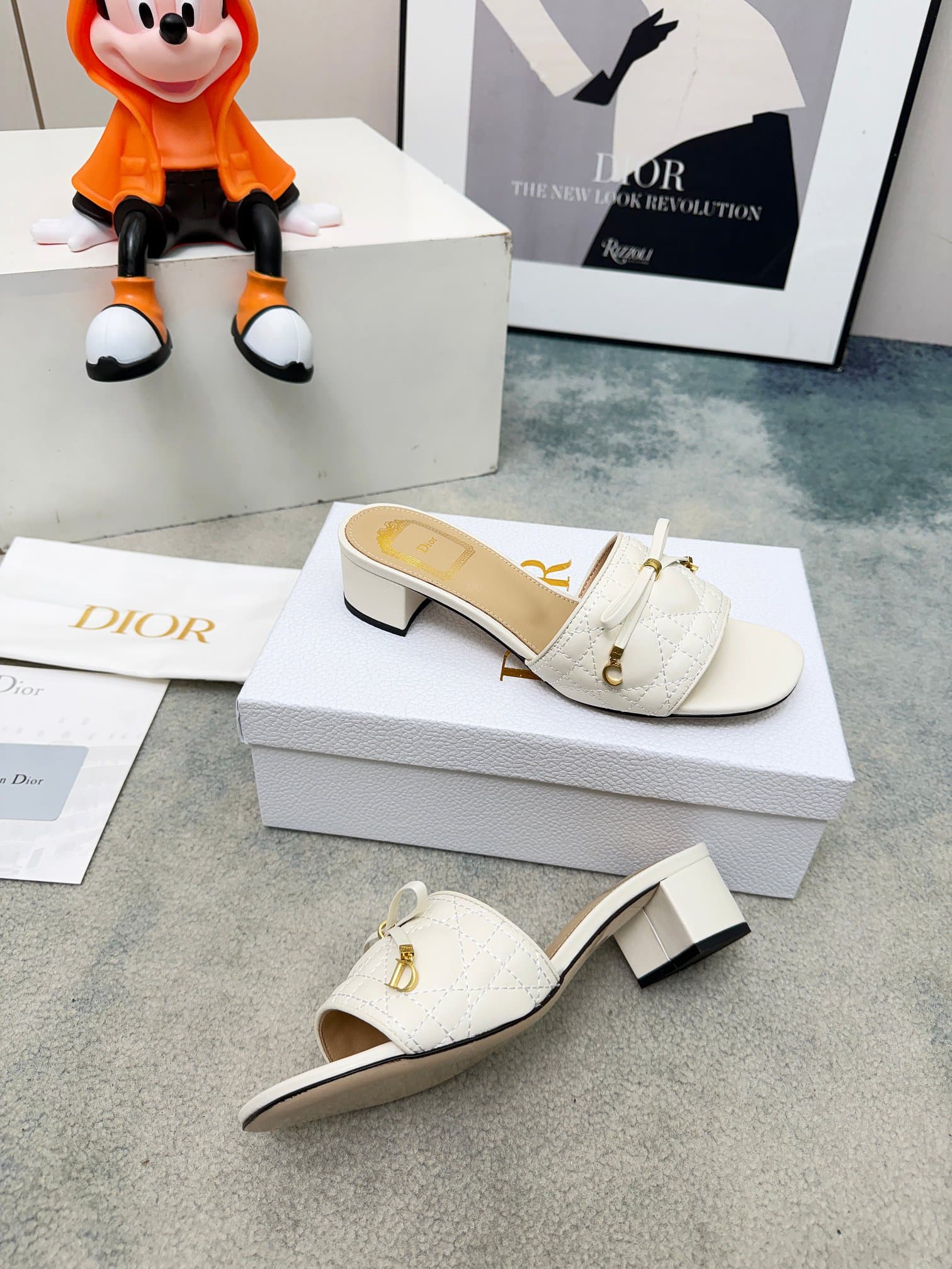 D5855 Spring/summer new model Dior D-Lane slippers – a classic style. The black leather upper features the 5D pattern with a Twig pattern design; gold-colored metal CD buckles add a fashionable touch. The padded leather sole provides a comfortable wearing — image 2