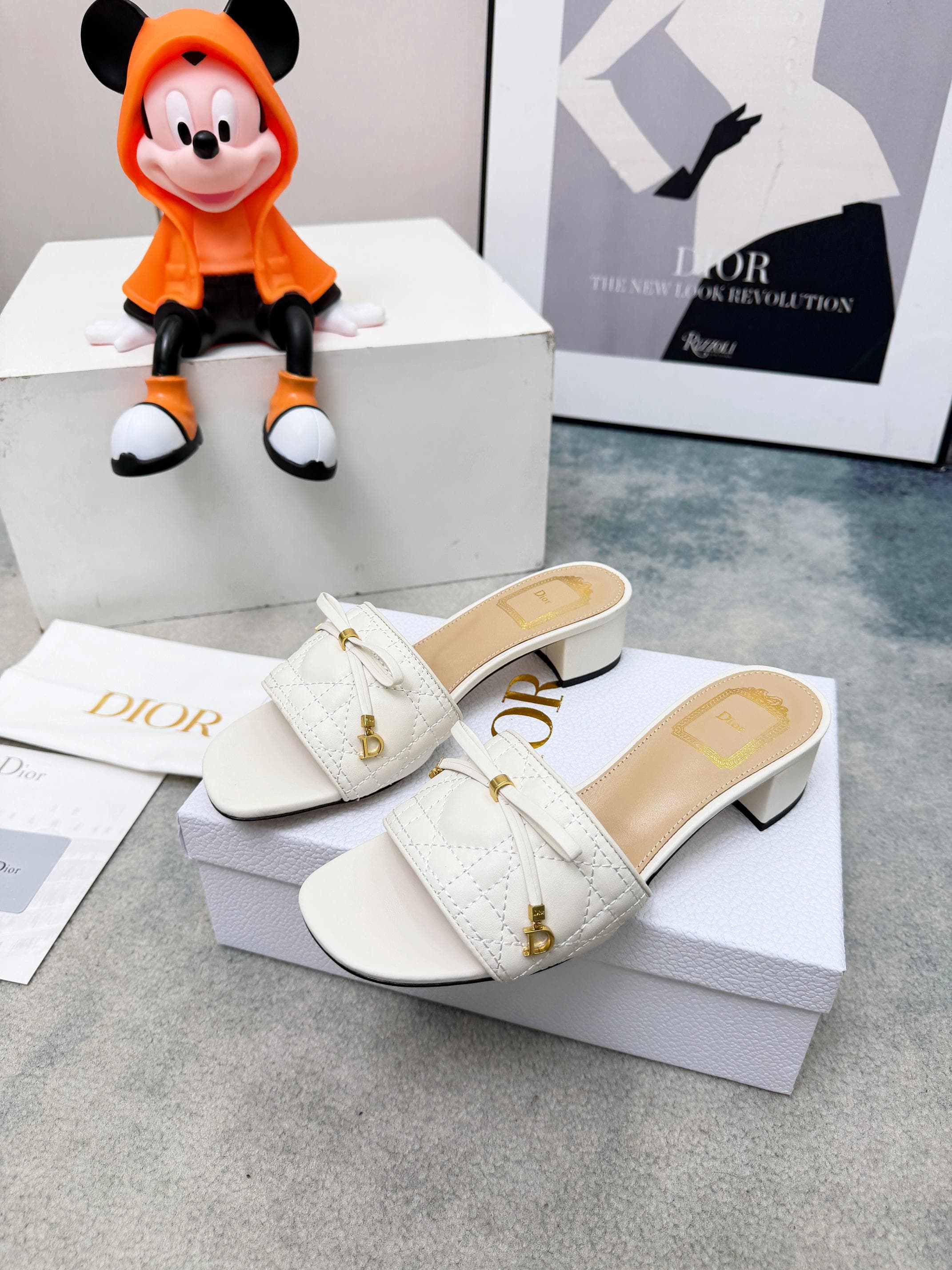 D5855 Spring/summer new model Dior D-Lane slippers – a classic style. The black leather upper features the 5D pattern with a Twig pattern design; gold-colored metal CD buckles add a fashionable touch. The padded leather sole provides a comfortable wearing — image 4
