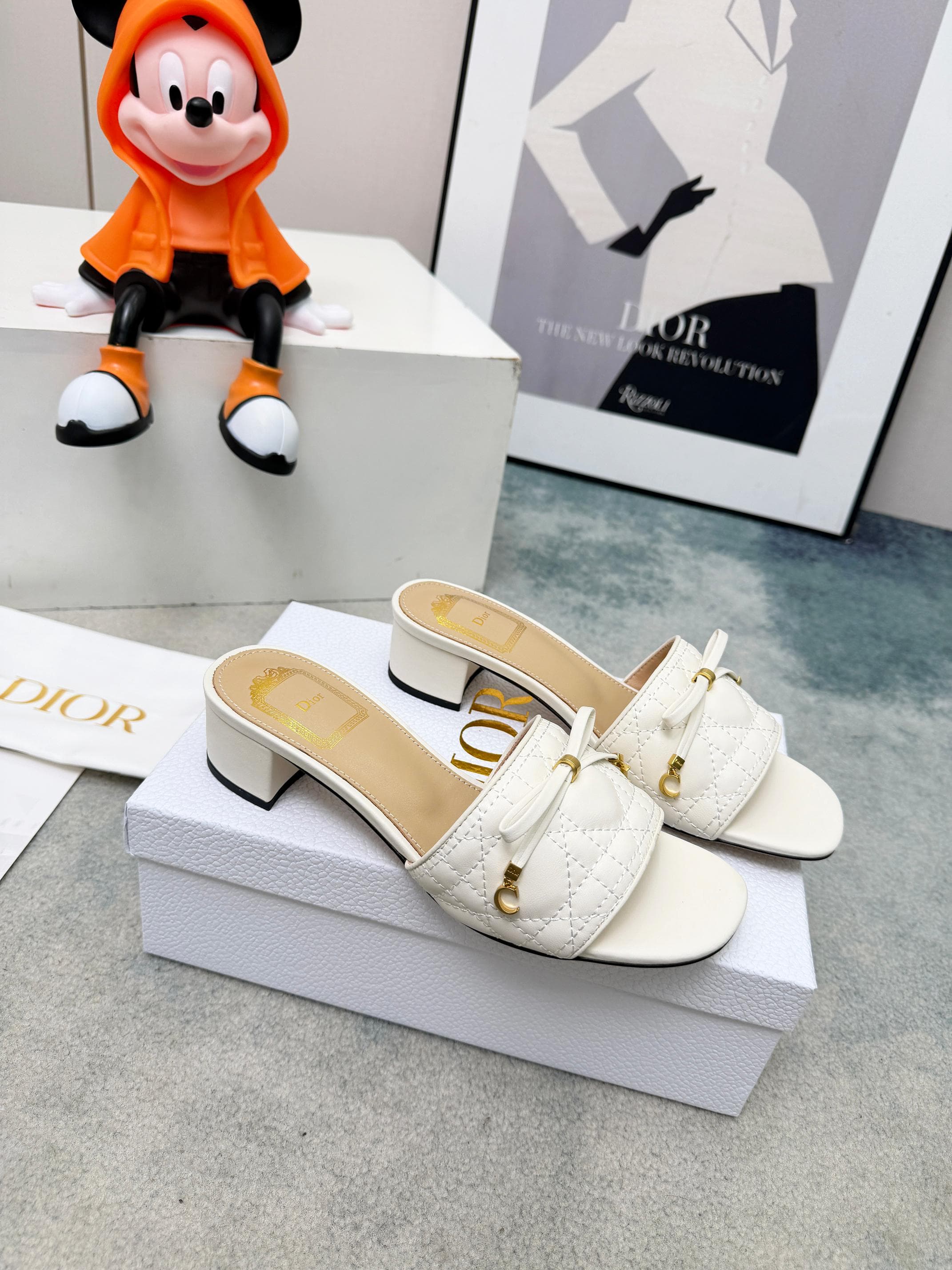 D5855 Spring/summer new model Dior D-Lane slippers – a classic style. The black leather upper features the 5D pattern with a Twig pattern design; gold-colored metal CD buckles add a fashionable touch. The padded leather sole provides a comfortable wearing — image 3