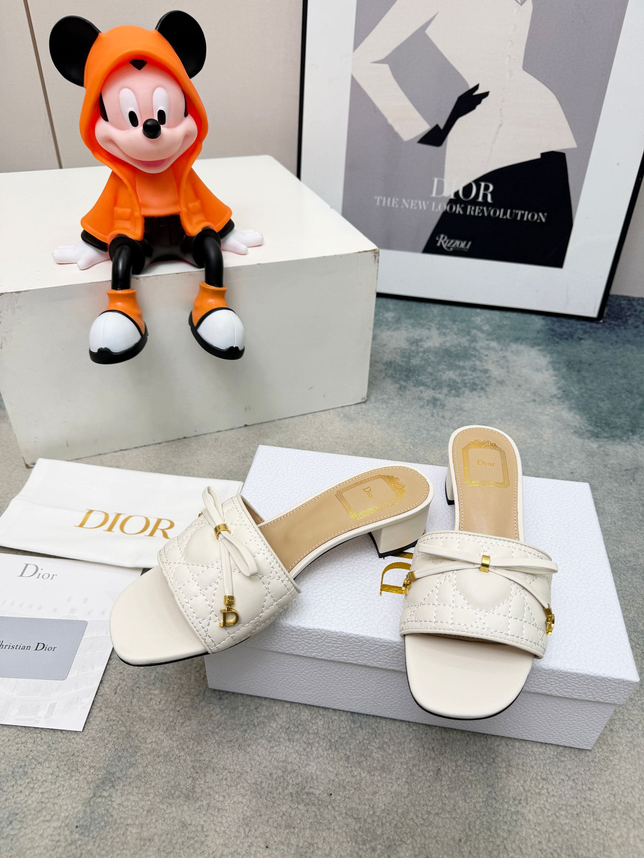 D5855 Spring/summer new model Dior D-Lane slippers – a classic style. The black leather upper features the 5D pattern with a Twig pattern design; gold-colored metal CD buckles add a fashionable touch. The padded leather sole provides a comfortable wearing — image 5