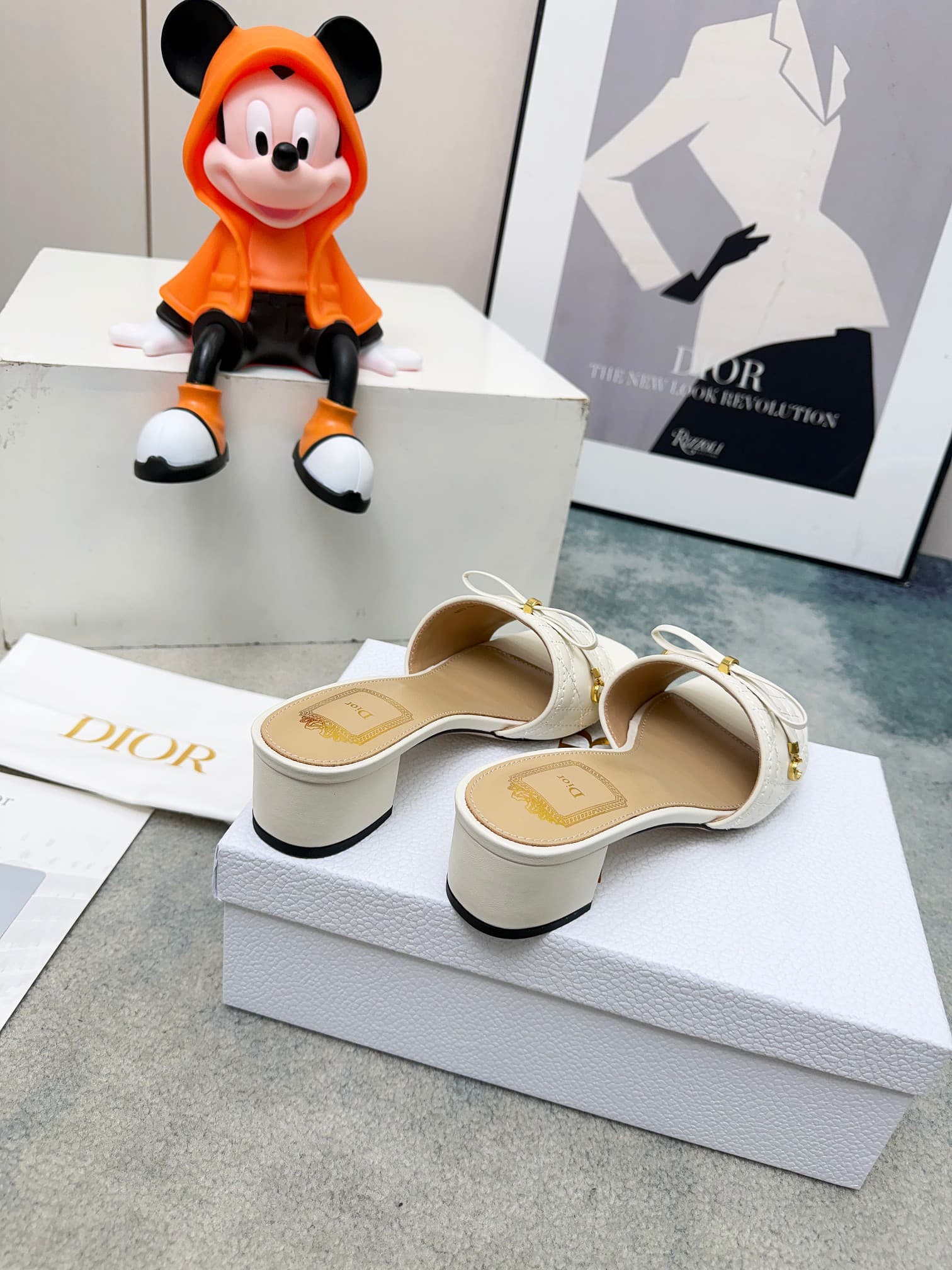D5855 Spring/summer new model Dior D-Lane slippers – a classic style. The black leather upper features the 5D pattern with a Twig pattern design; gold-colored metal CD buckles add a fashionable touch. The padded leather sole provides a comfortable wearing — image 7