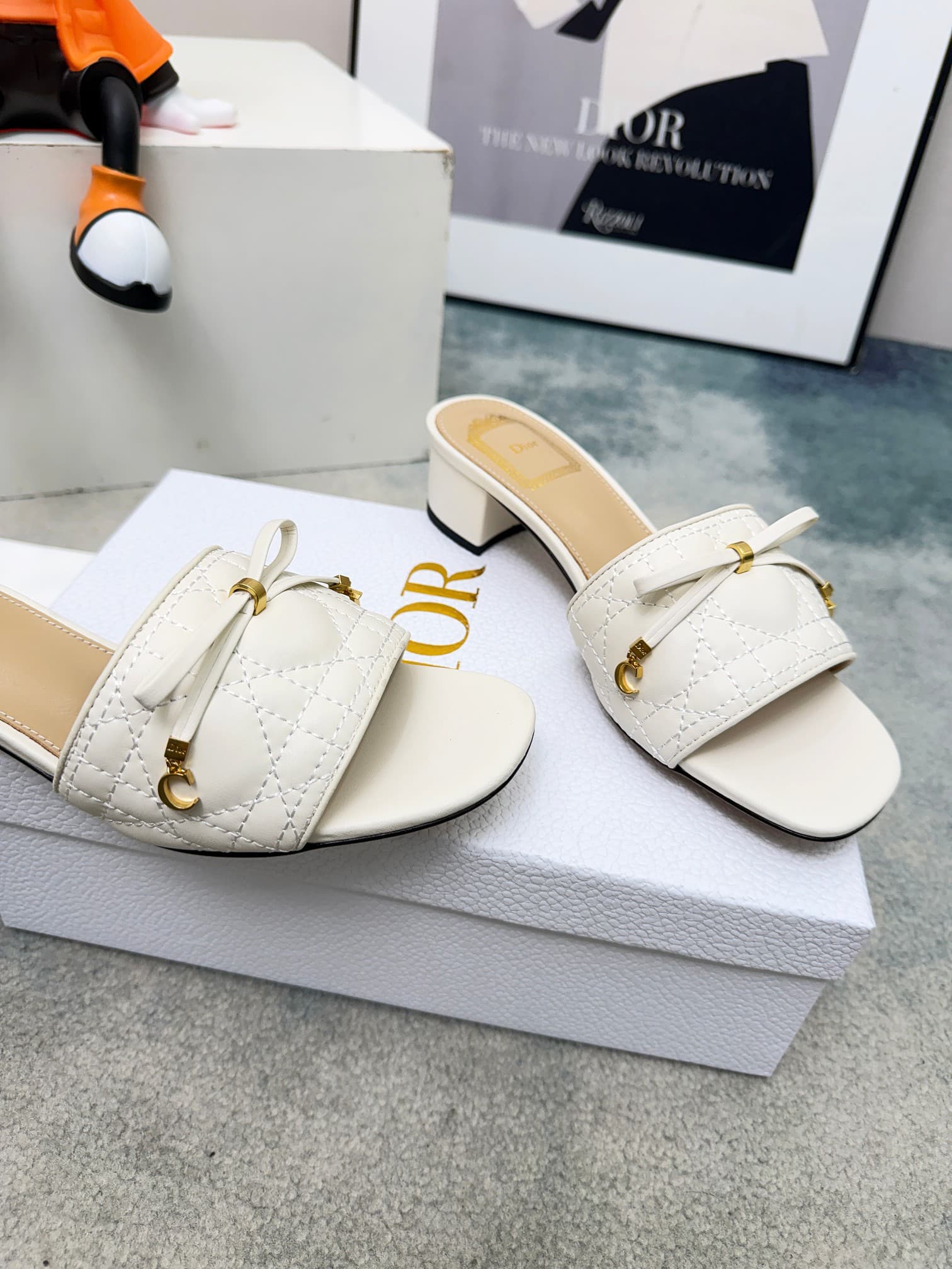 D5855 Spring/summer new model Dior D-Lane slippers – a classic style. The black leather upper features the 5D pattern with a Twig pattern design; gold-colored metal CD buckles add a fashionable touch. The padded leather sole provides a comfortable wearing — image 8