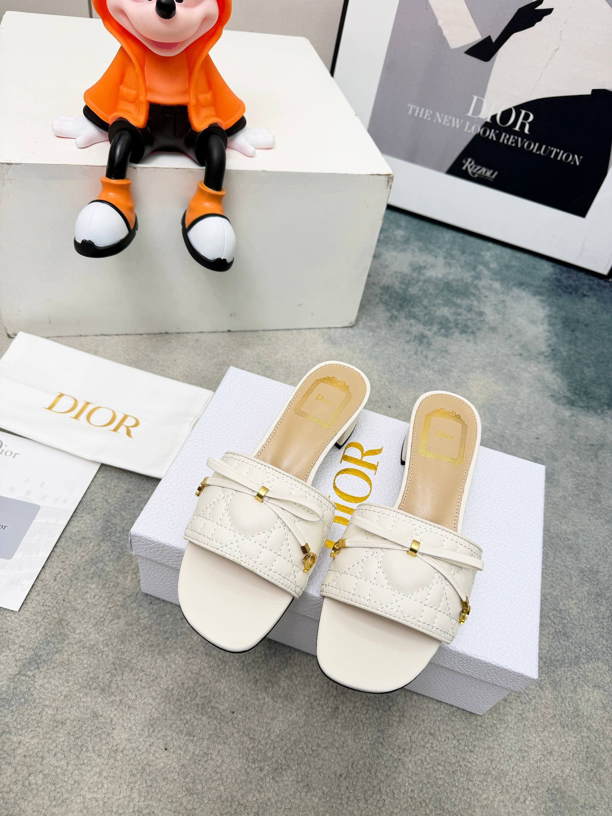D5855 Spring/summer new model Dior D-Lane slippers – a classic style. The black leather upper features the 5D pattern with a Twig pattern design; gold-colored metal CD buckles add a fashionable touch. The padded leather sole provides a comfortable wearing — image 6
