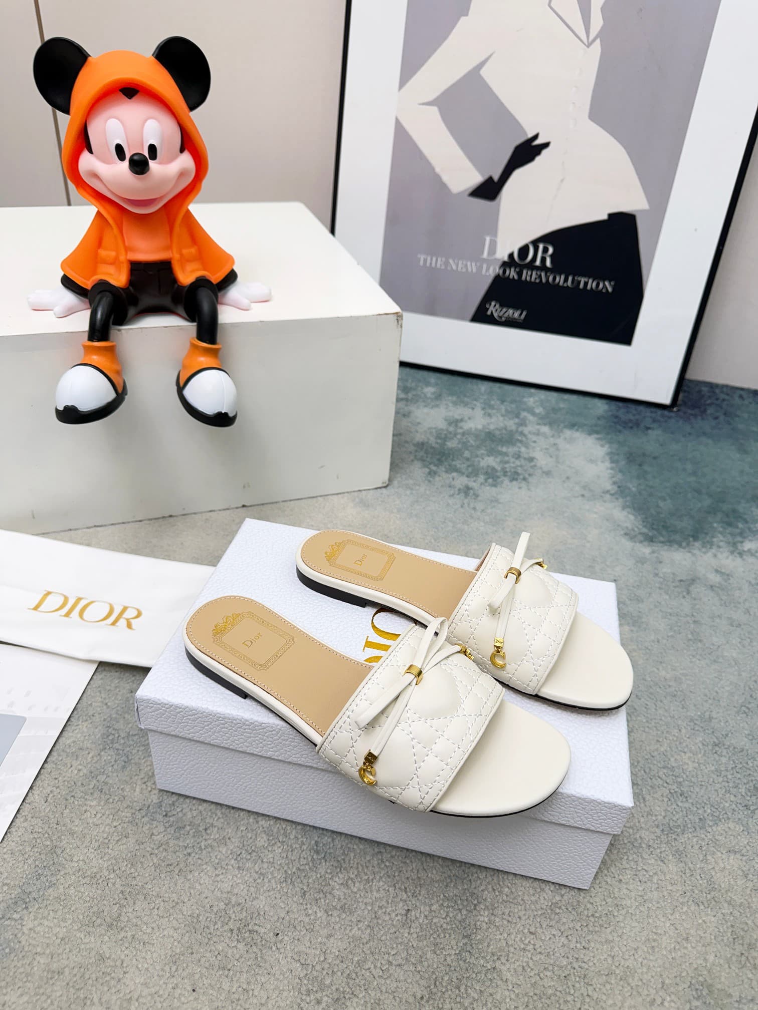 D5851 Spring/summer new model Dior D-Lane slippers – a classic style. The black cowhide upper features the 5D electric Togu pattern, with golden metal CD buckle logos that add a fashionable touch. The padded leather insole ensures comfortable wear, and th — image 4