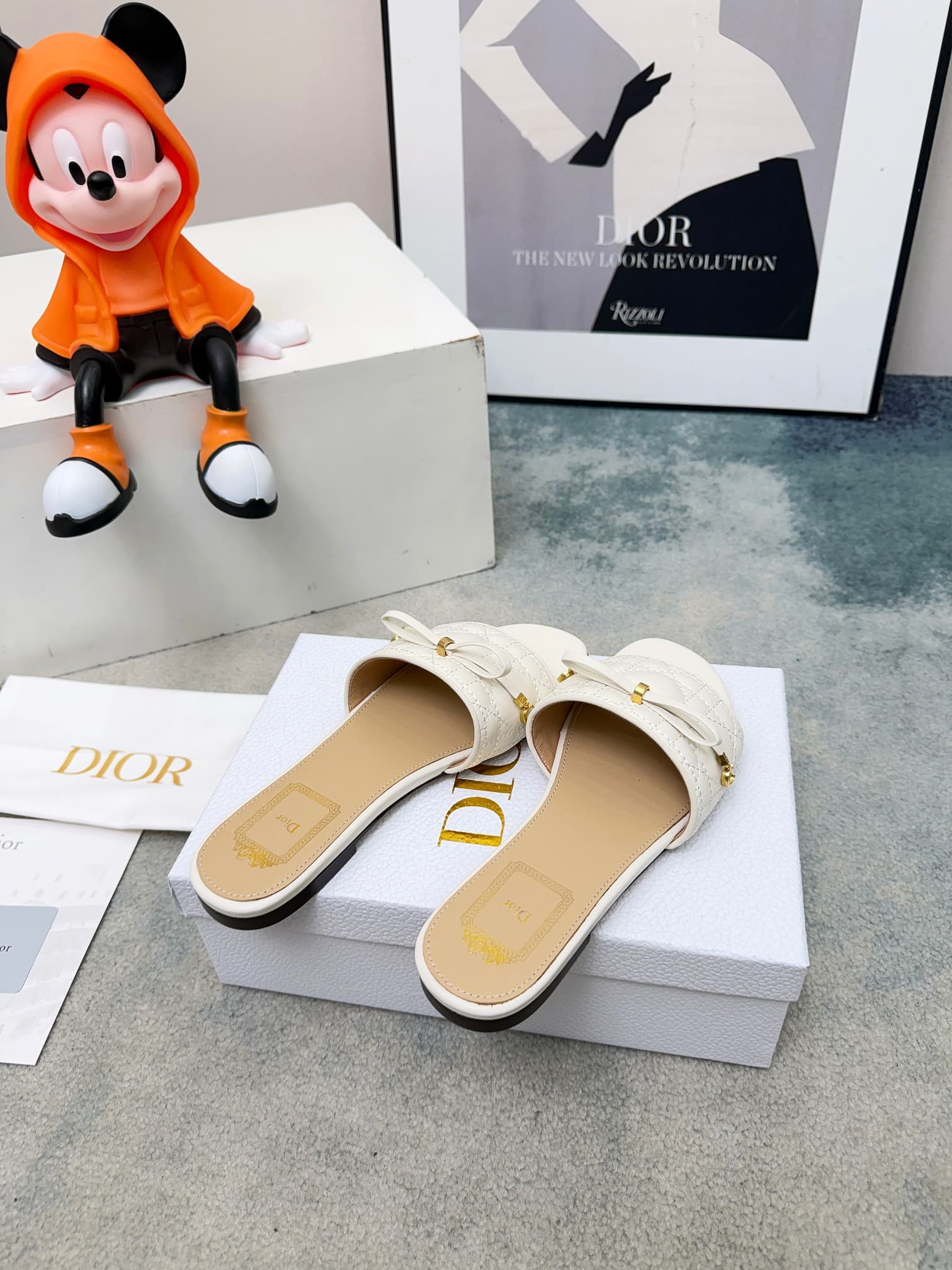 D5851 Spring/summer new model Dior D-Lane slippers – a classic style. The black cowhide upper features the 5D electric Togu pattern, with golden metal CD buckle logos that add a fashionable touch. The padded leather insole ensures comfortable wear, and th — image 2