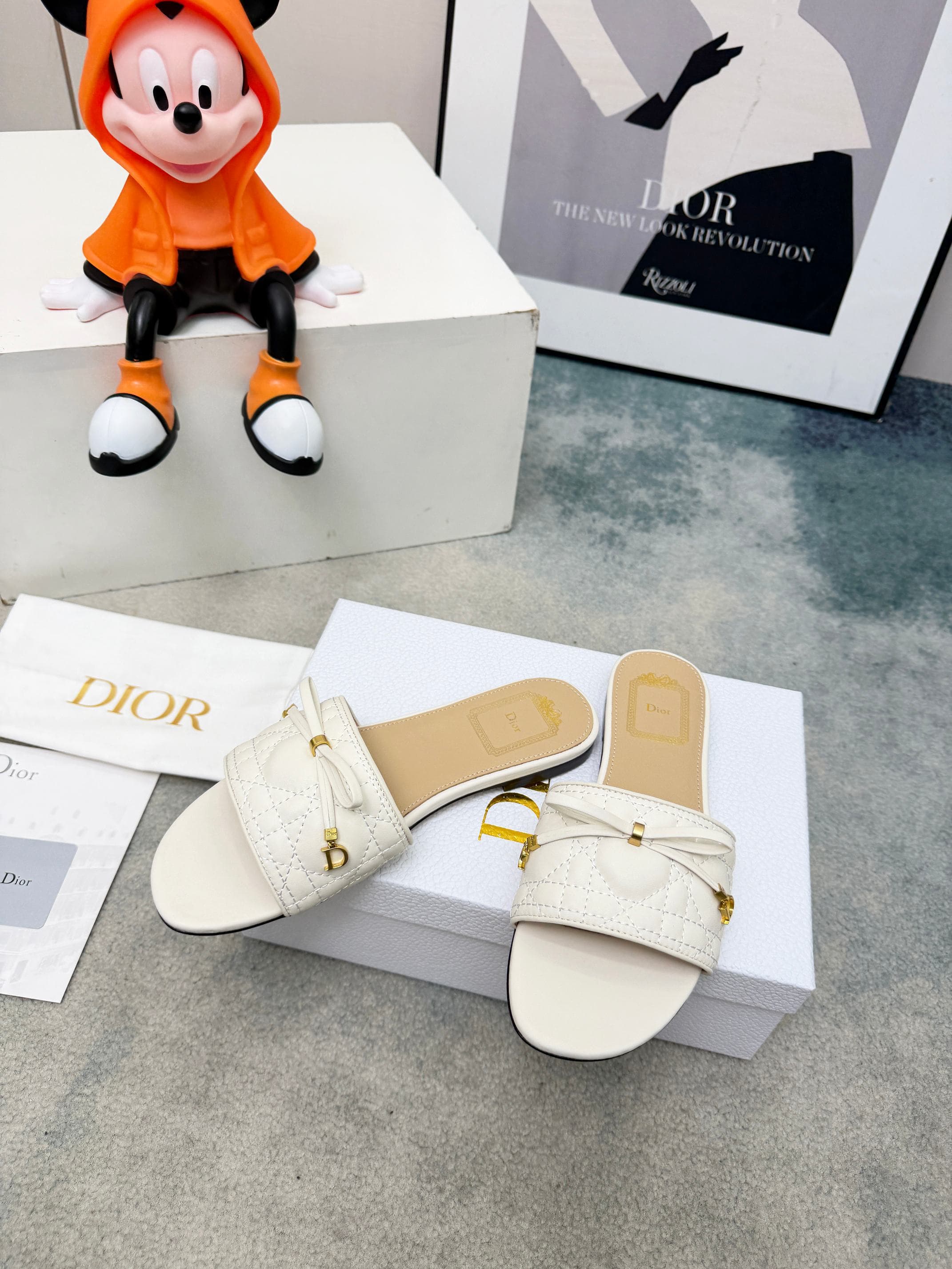 D5851 Spring/summer new model Dior D-Lane slippers – a classic style. The black cowhide upper features the 5D electric Togu pattern, with golden metal CD buckle logos that add a fashionable touch. The padded leather insole ensures comfortable wear, and th — image 5