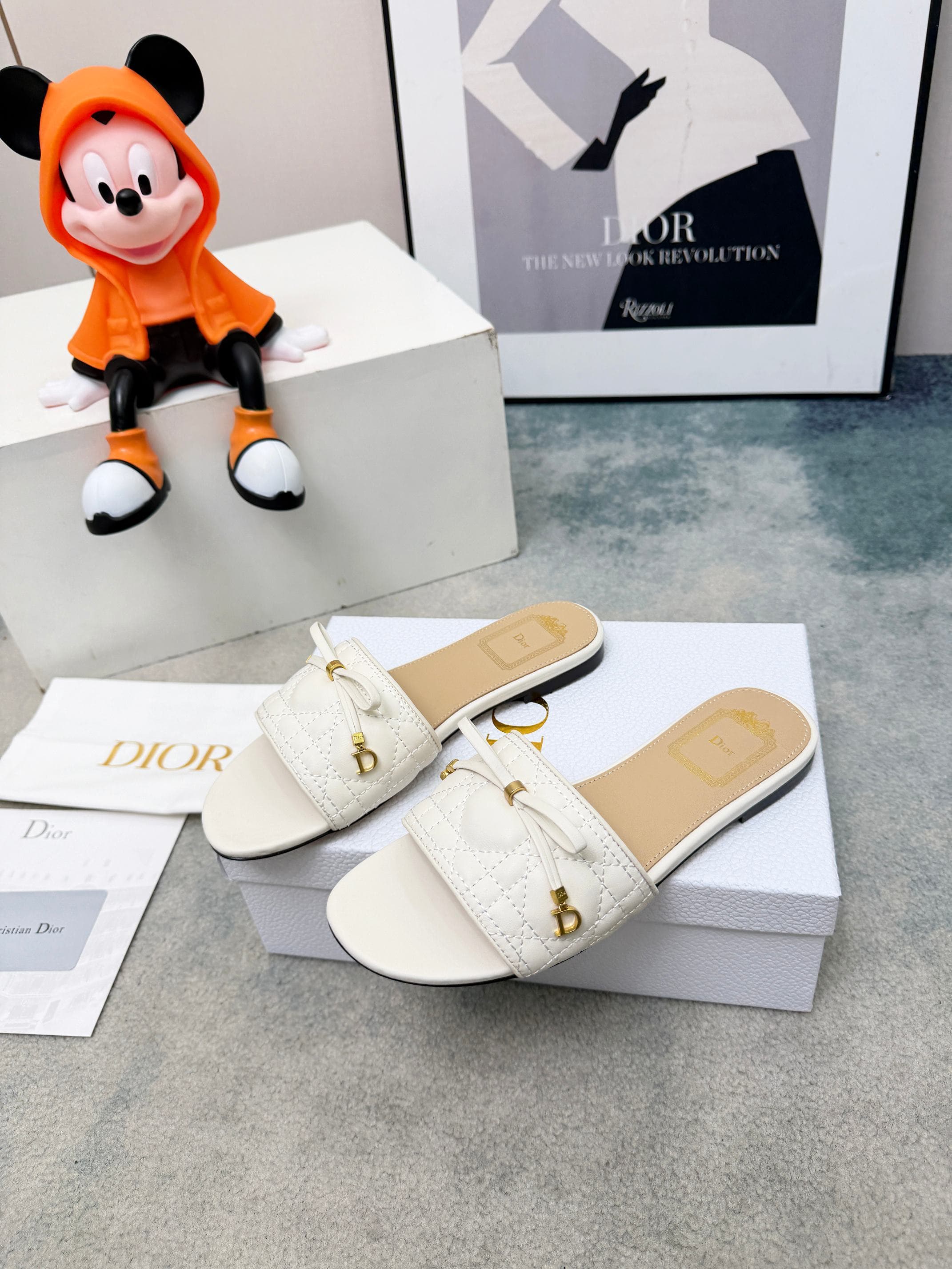 D5851 Spring/summer new model Dior D-Lane slippers – a classic style. The black cowhide upper features the 5D electric Togu pattern, with golden metal CD buckle logos that add a fashionable touch. The padded leather insole ensures comfortable wear, and th — image 3