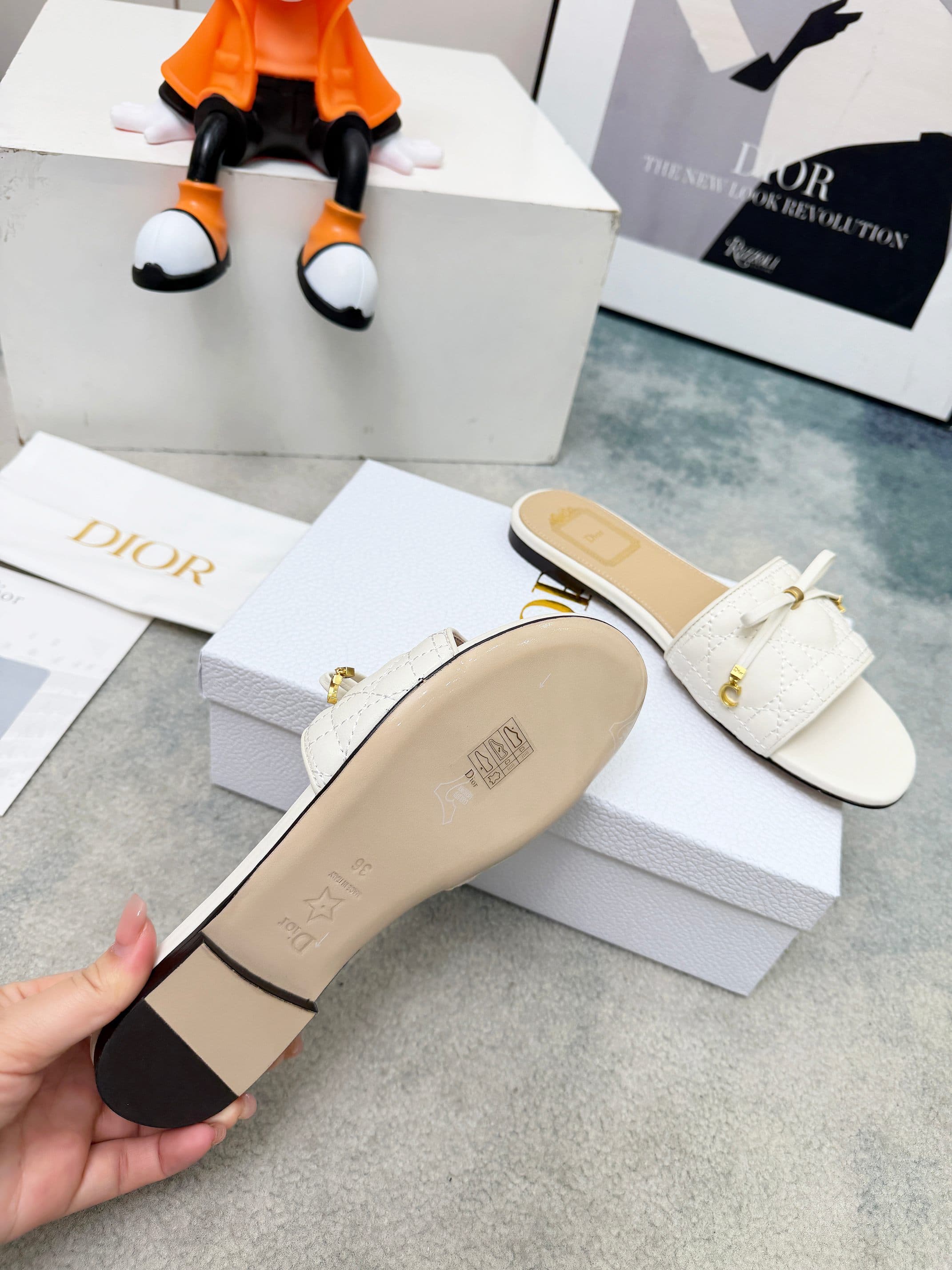 D5851 Spring/summer new model Dior D-Lane slippers – a classic style. The black cowhide upper features the 5D electric Togu pattern, with golden metal CD buckle logos that add a fashionable touch. The padded leather insole ensures comfortable wear, and th — image 8