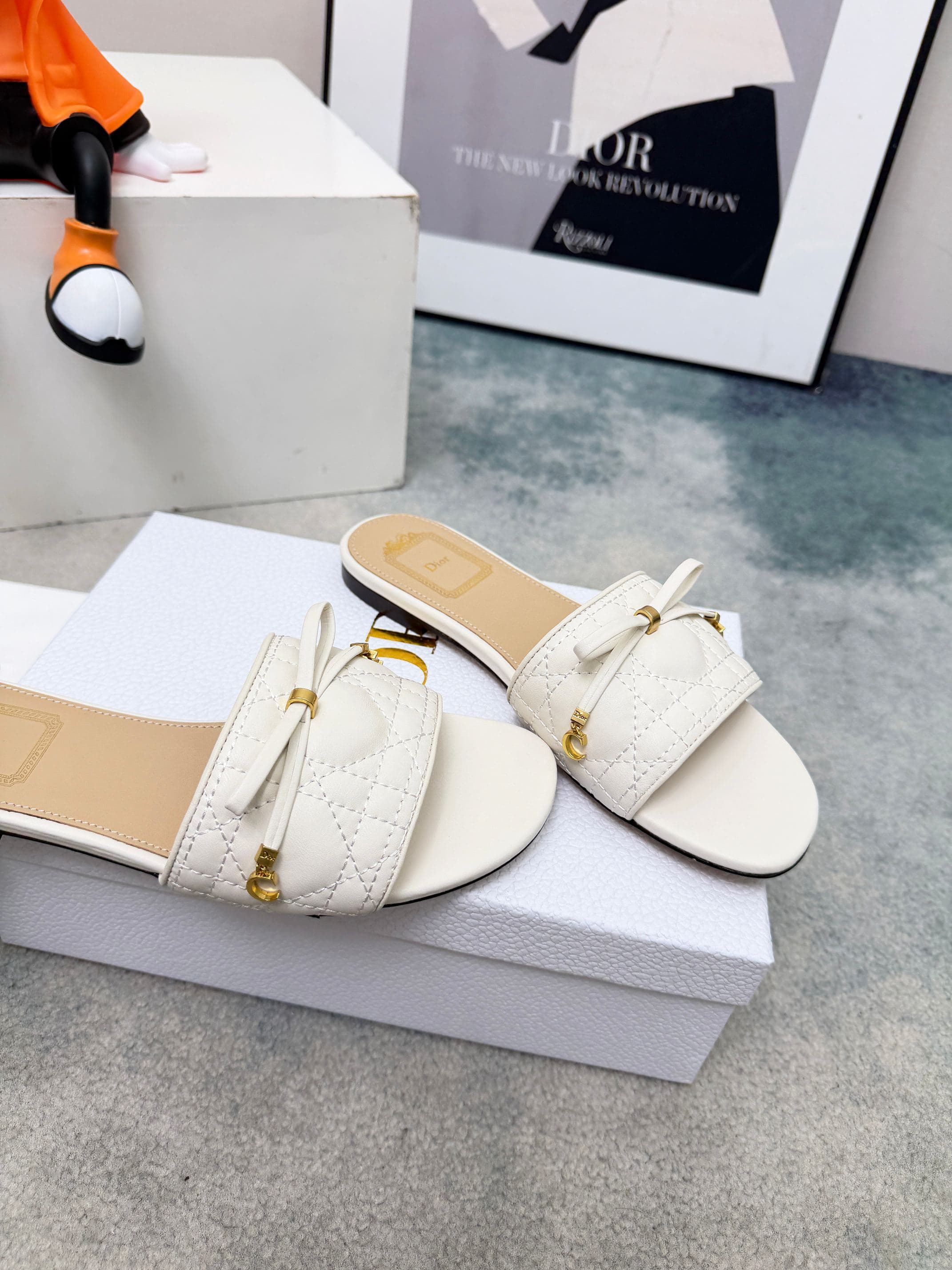 D5851 Spring/summer new model Dior D-Lane slippers – a classic style. The black cowhide upper features the 5D electric Togu pattern, with golden metal CD buckle logos that add a fashionable touch. The padded leather insole ensures comfortable wear, and th — image 6