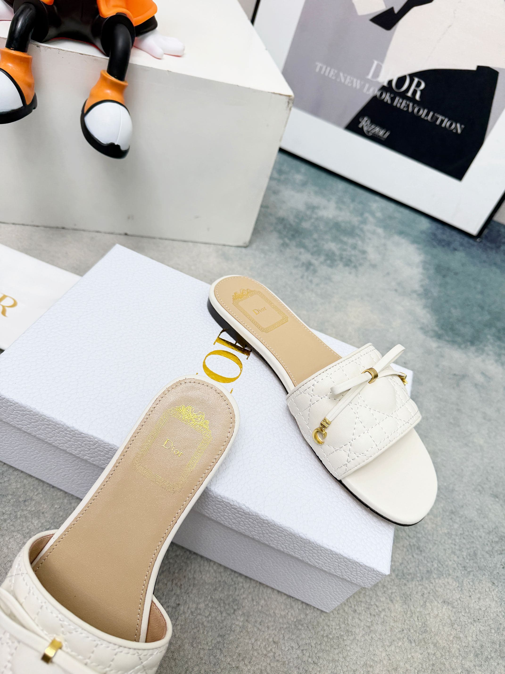 D5851 Spring/summer new model Dior D-Lane slippers – a classic style. The black cowhide upper features the 5D electric Togu pattern, with golden metal CD buckle logos that add a fashionable touch. The padded leather insole ensures comfortable wear, and th — image 7