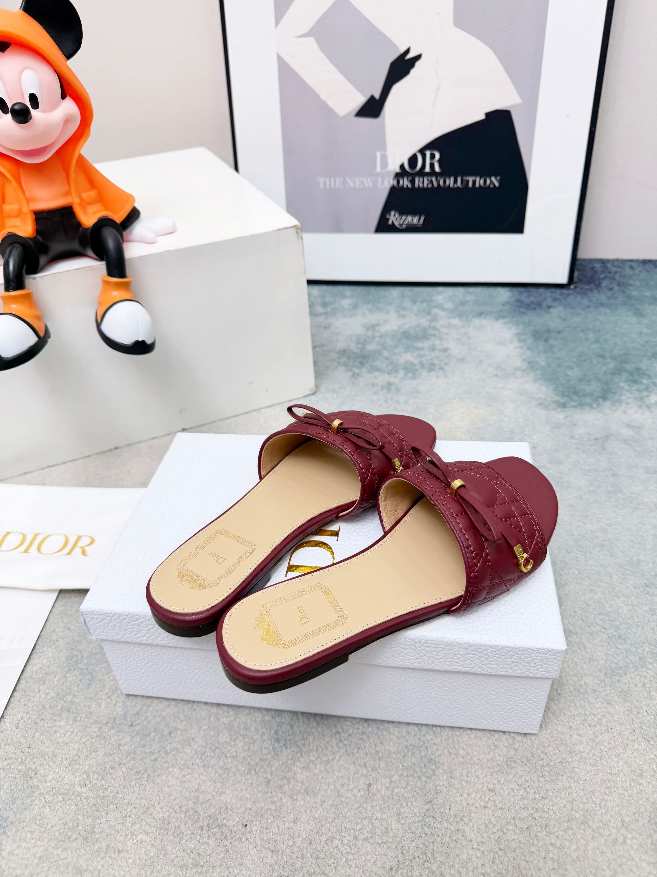 D5853 Spring/Summer new model Dior D-Lane slippers – a classic style. The black cowhide upper features the 5D pattern with a herringbone design, along with golden metal CD buckle decorations, highlighting a fashionable look. The padded leather sole provid — image 4