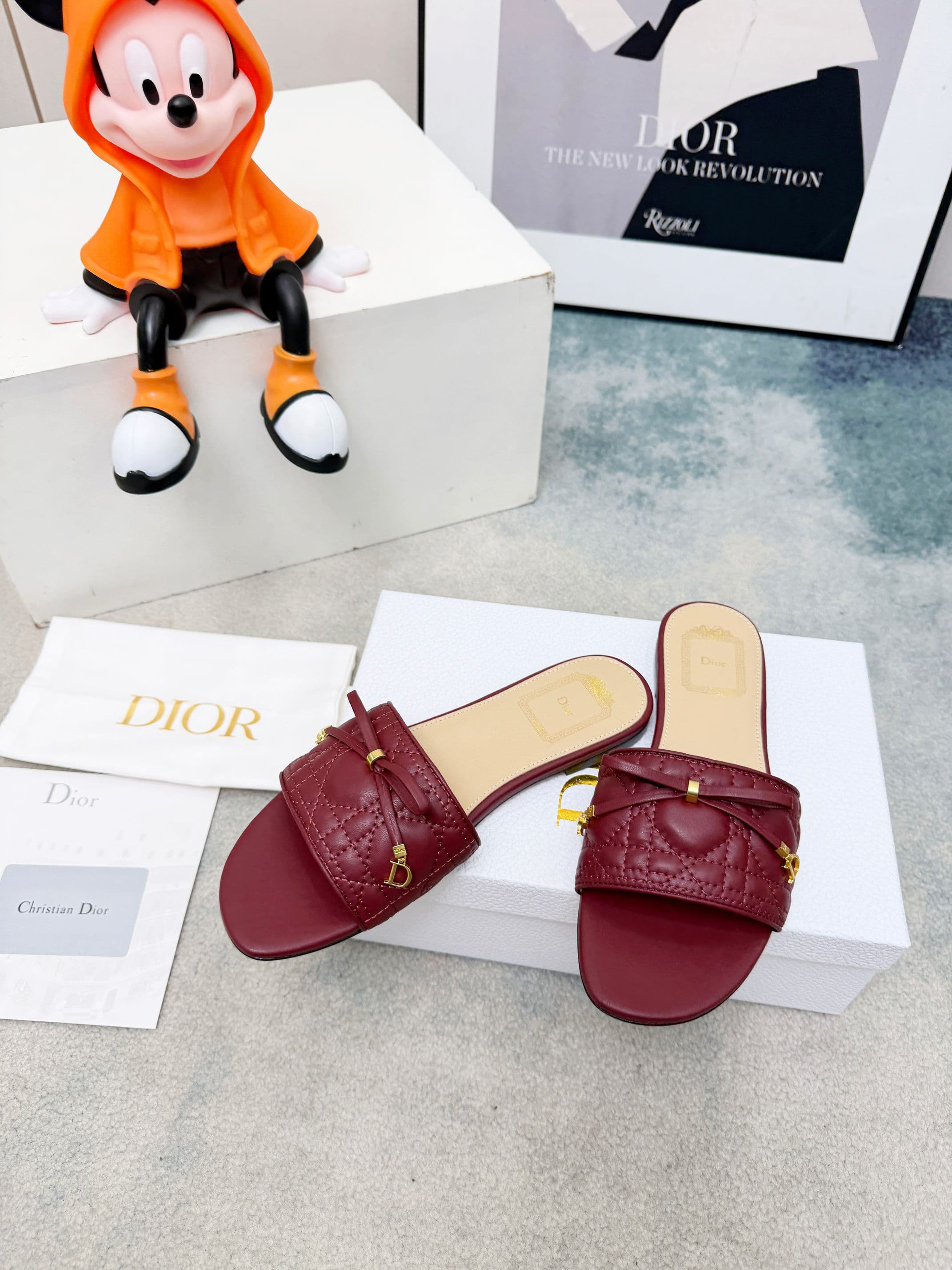 D5853 Spring/Summer new model Dior D-Lane slippers – a classic style. The black cowhide upper features the 5D pattern with a herringbone design, along with golden metal CD buckle decorations, highlighting a fashionable look. The padded leather sole provid — image 3