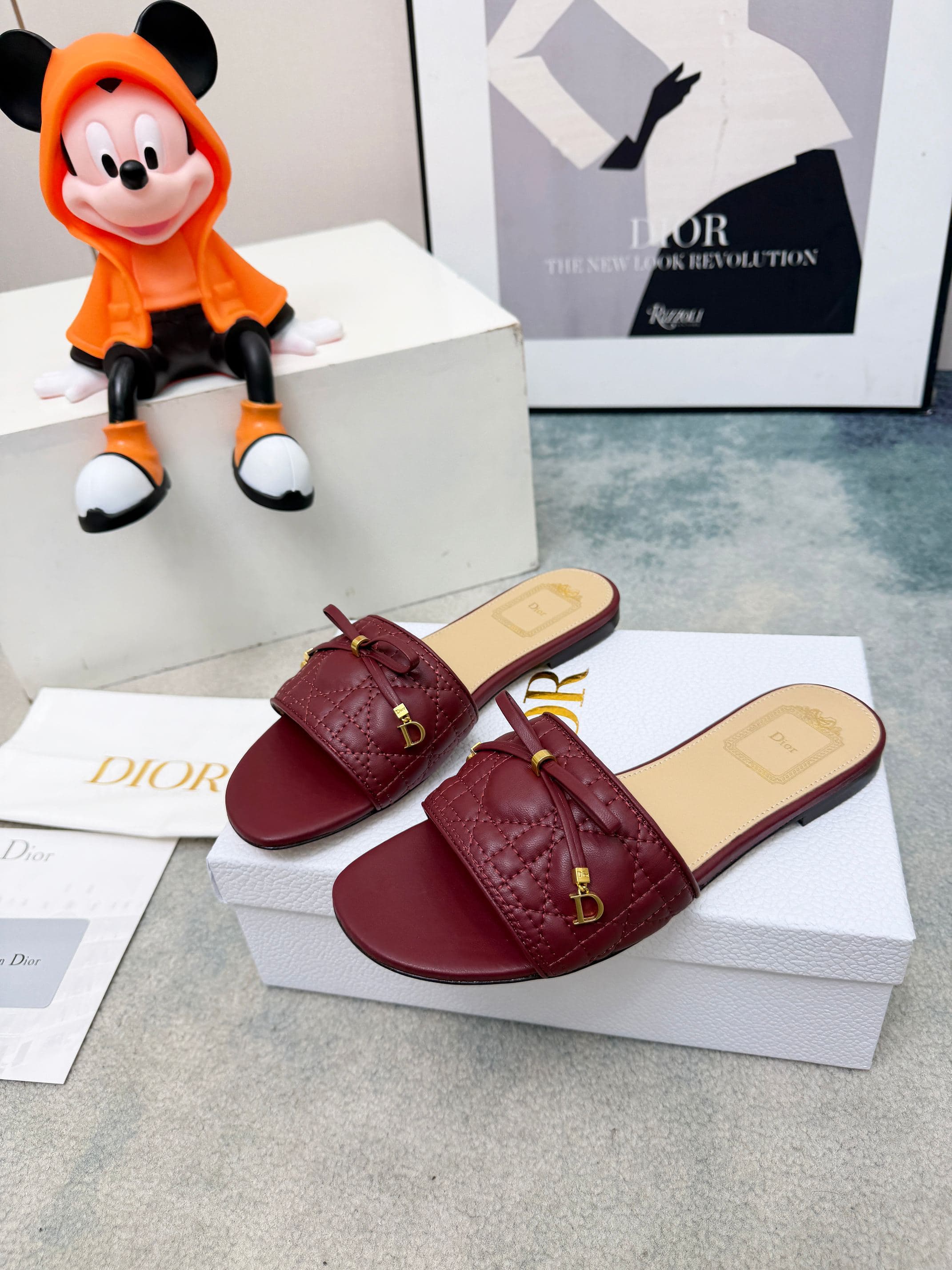 D5853 Spring/Summer new model Dior D-Lane slippers – a classic style. The black cowhide upper features the 5D pattern with a herringbone design, along with golden metal CD buckle decorations, highlighting a fashionable look. The padded leather sole provid — image 5