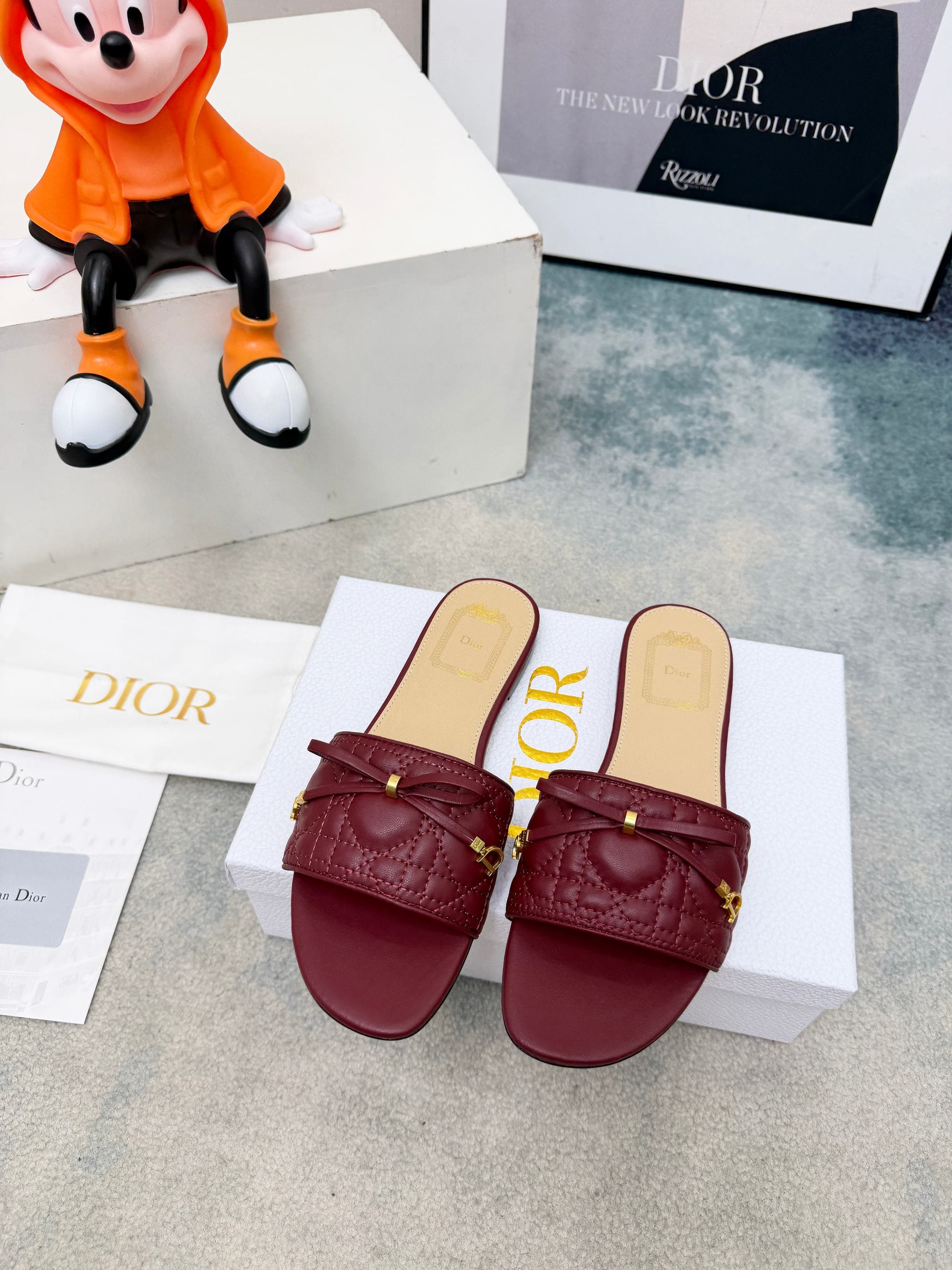 D5853 Spring/Summer new model Dior D-Lane slippers – a classic style. The black cowhide upper features the 5D pattern with a herringbone design, along with golden metal CD buckle decorations, highlighting a fashionable look. The padded leather sole provid — image 2