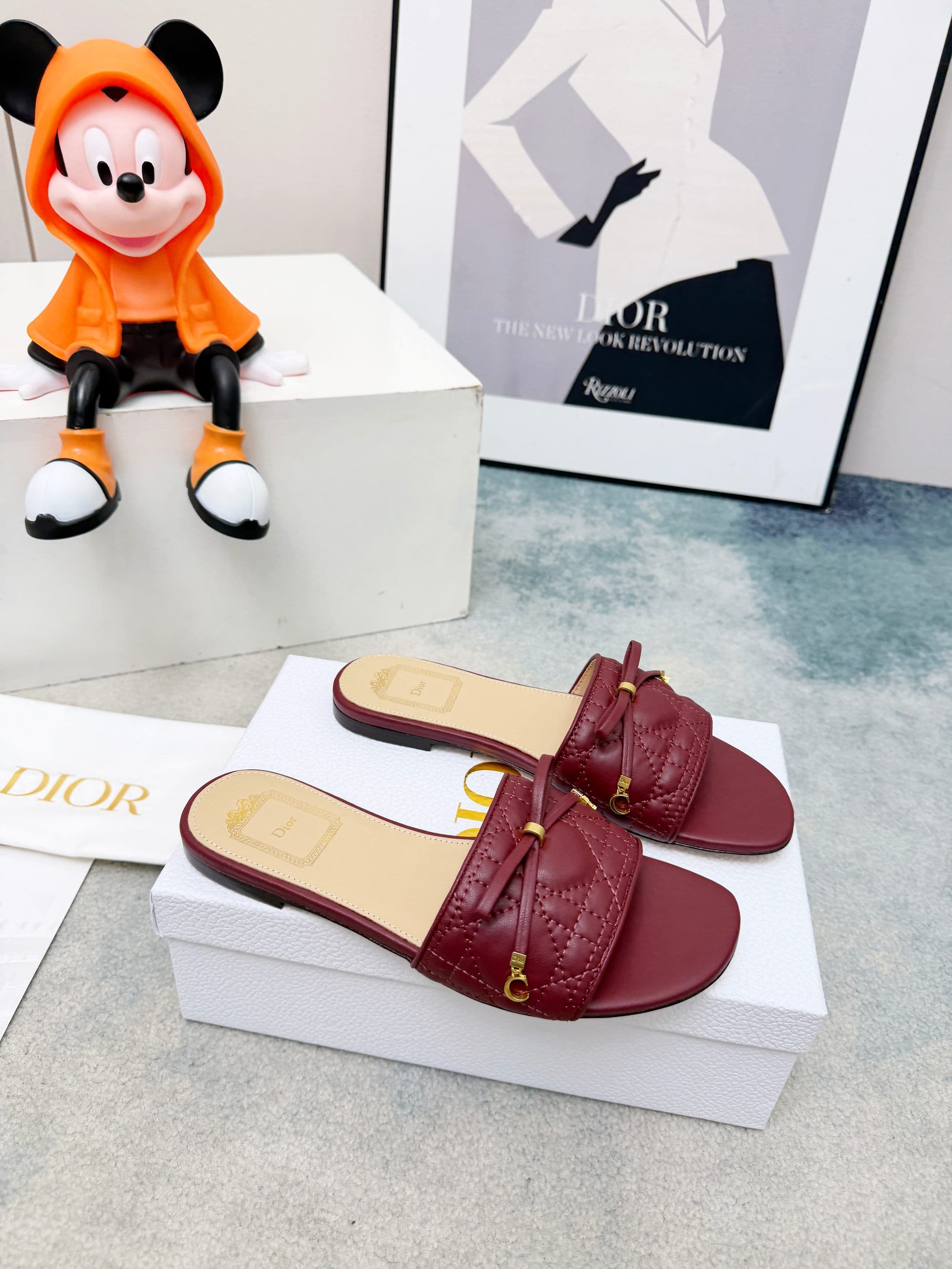 D5853 Spring/Summer new model Dior D-Lane slippers – a classic style. The black cowhide upper features the 5D pattern with a herringbone design, along with golden metal CD buckle decorations, highlighting a fashionable look. The padded leather sole provid — image 6