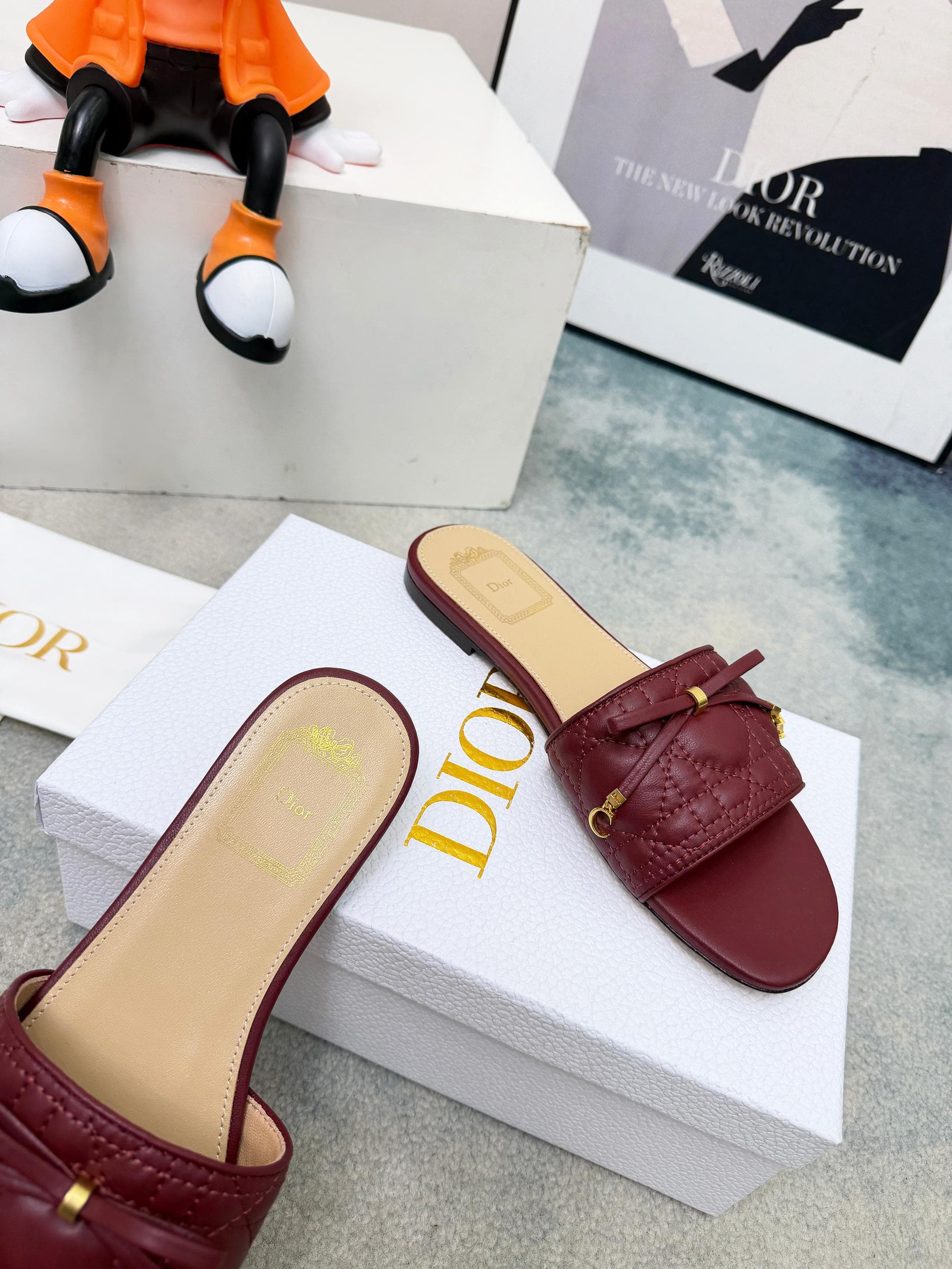 D5853 Spring/Summer new model Dior D-Lane slippers – a classic style. The black cowhide upper features the 5D pattern with a herringbone design, along with golden metal CD buckle decorations, highlighting a fashionable look. The padded leather sole provid — image 7