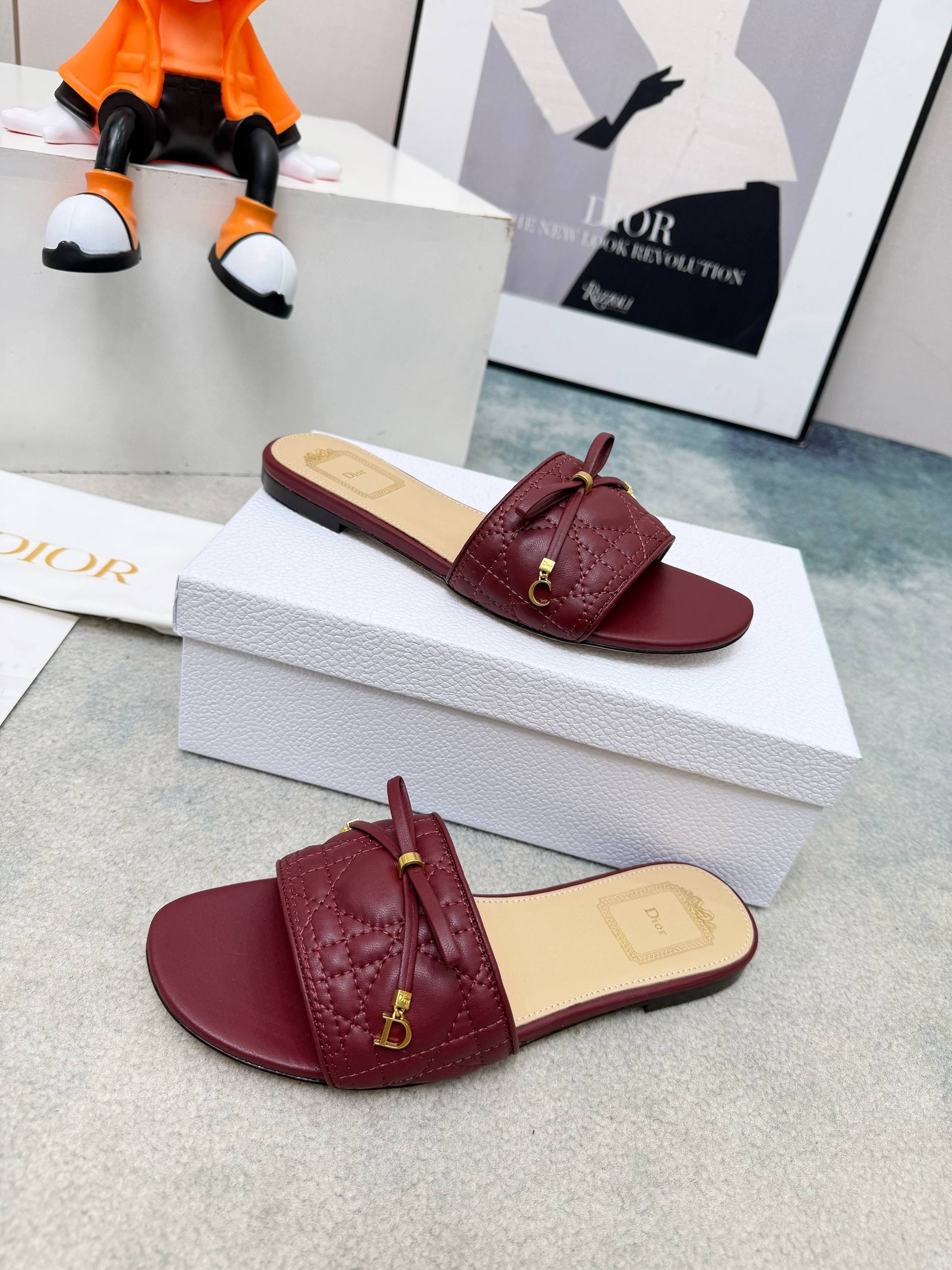 D5853 Spring/Summer new model Dior D-Lane slippers – a classic style. The black cowhide upper features the 5D pattern with a herringbone design, along with golden metal CD buckle decorations, highlighting a fashionable look. The padded leather sole provid — image 8