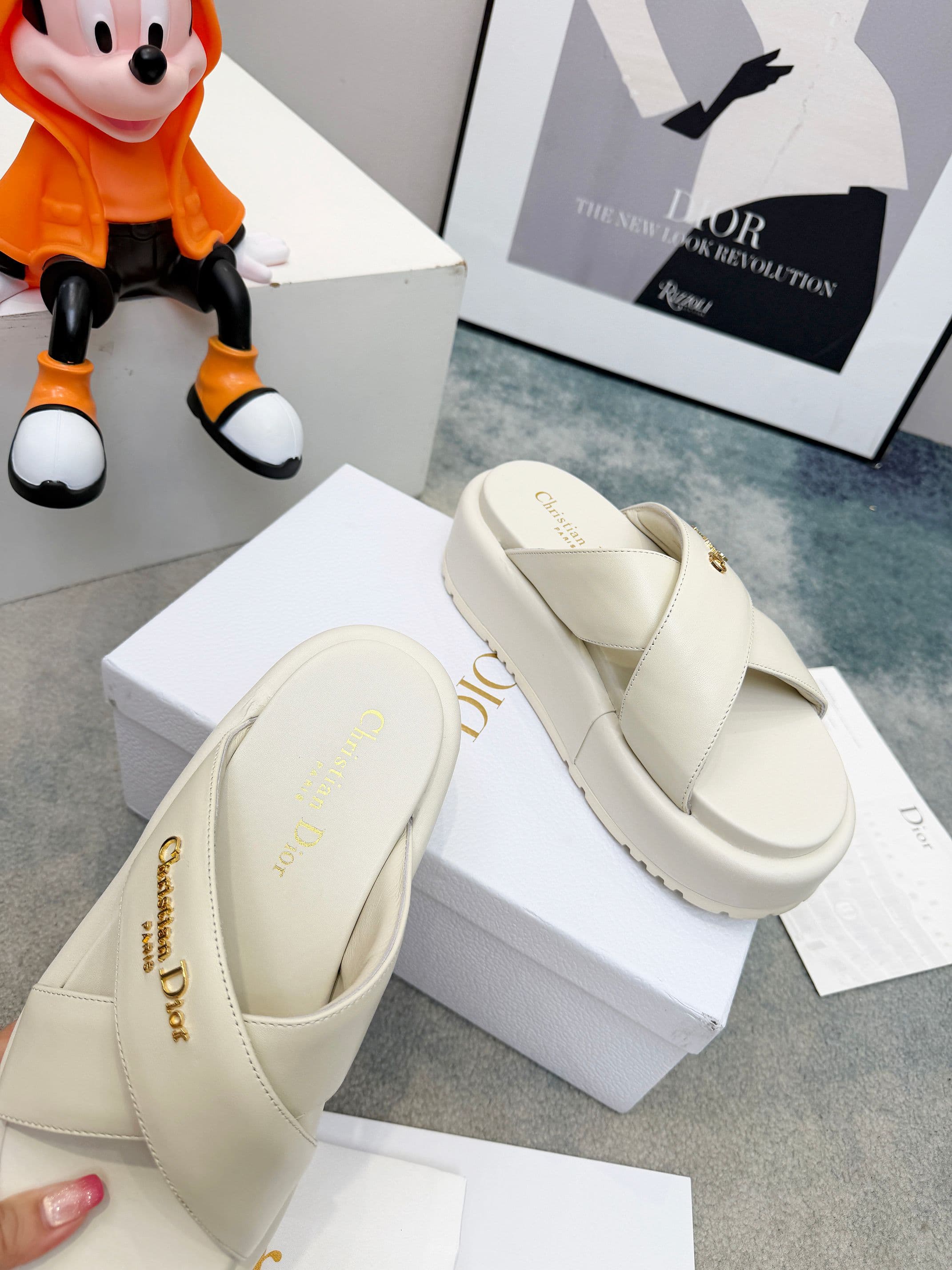 D5848 🔥 Dior Spring/Summer show: Newly updated collection. Classic thick-bottom casual slippers. Original design: 1: 1. Soft and delicate texture, extremely comfortable. Perfect for any occasion. Original foamed sole 💝💝💝 Easy to wear,🌷🌷 — image 5
