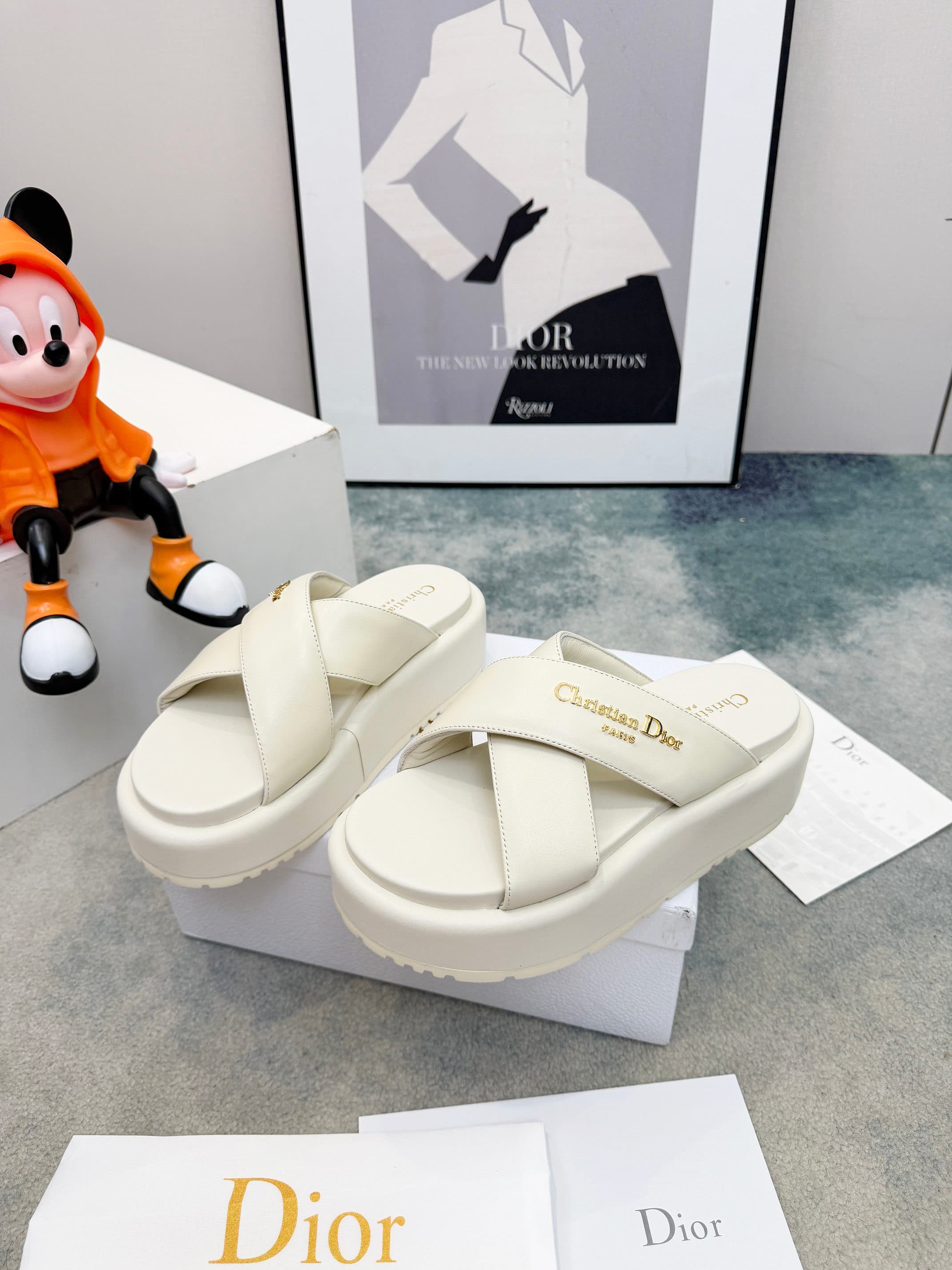 D5848 🔥 Dior Spring/Summer show: Newly updated collection. Classic thick-bottom casual slippers. Original design: 1: 1. Soft and delicate texture, extremely comfortable. Perfect for any occasion. Original foamed sole 💝💝💝 Easy to wear,🌷🌷 — image 2
