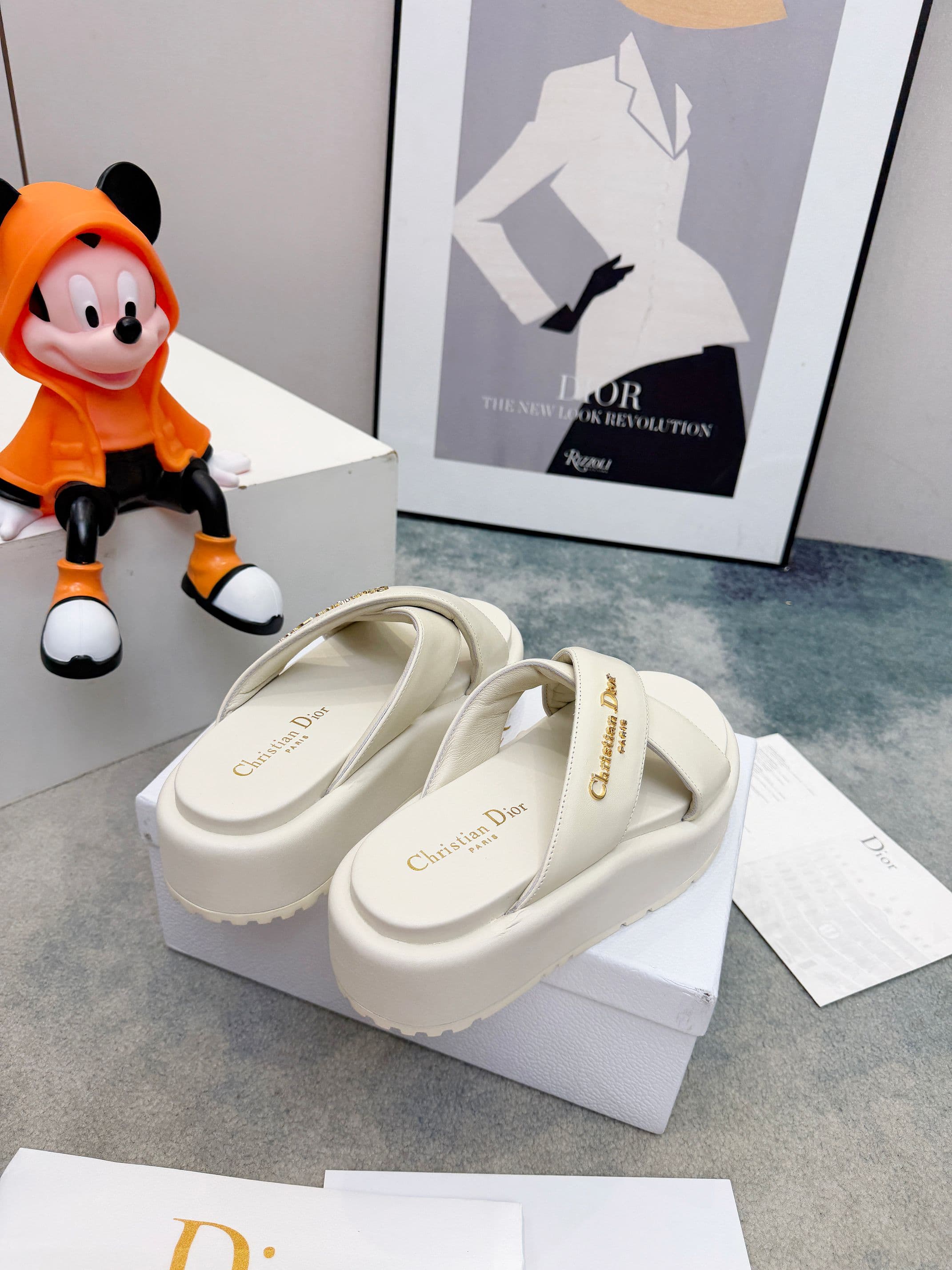 D5848 🔥 Dior Spring/Summer show: Newly updated collection. Classic thick-bottom casual slippers. Original design: 1: 1. Soft and delicate texture, extremely comfortable. Perfect for any occasion. Original foamed sole 💝💝💝 Easy to wear,🌷🌷 — image 3