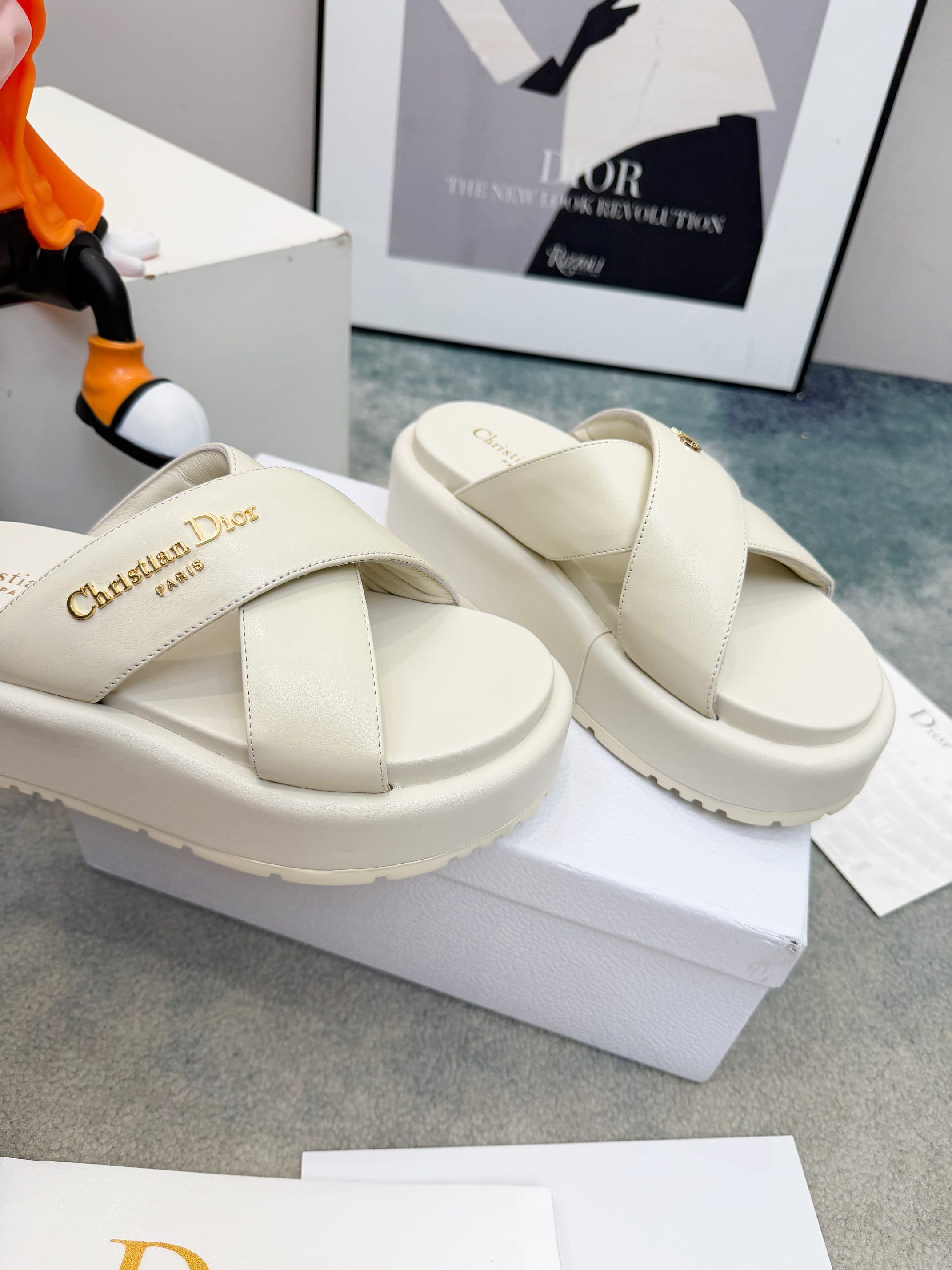 D5848 🔥 Dior Spring/Summer show: Newly updated collection. Classic thick-bottom casual slippers. Original design: 1: 1. Soft and delicate texture, extremely comfortable. Perfect for any occasion. Original foamed sole 💝💝💝 Easy to wear,🌷🌷 — image 4