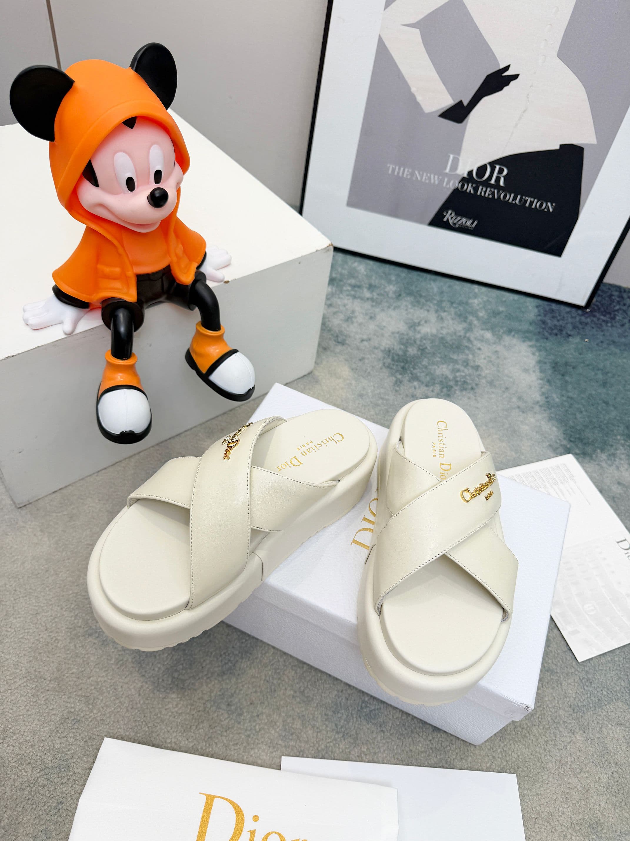 D5848 🔥 Dior Spring/Summer show: Newly updated collection. Classic thick-bottom casual slippers. Original design: 1: 1. Soft and delicate texture, extremely comfortable. Perfect for any occasion. Original foamed sole 💝💝💝 Easy to wear,🌷🌷 — image 7