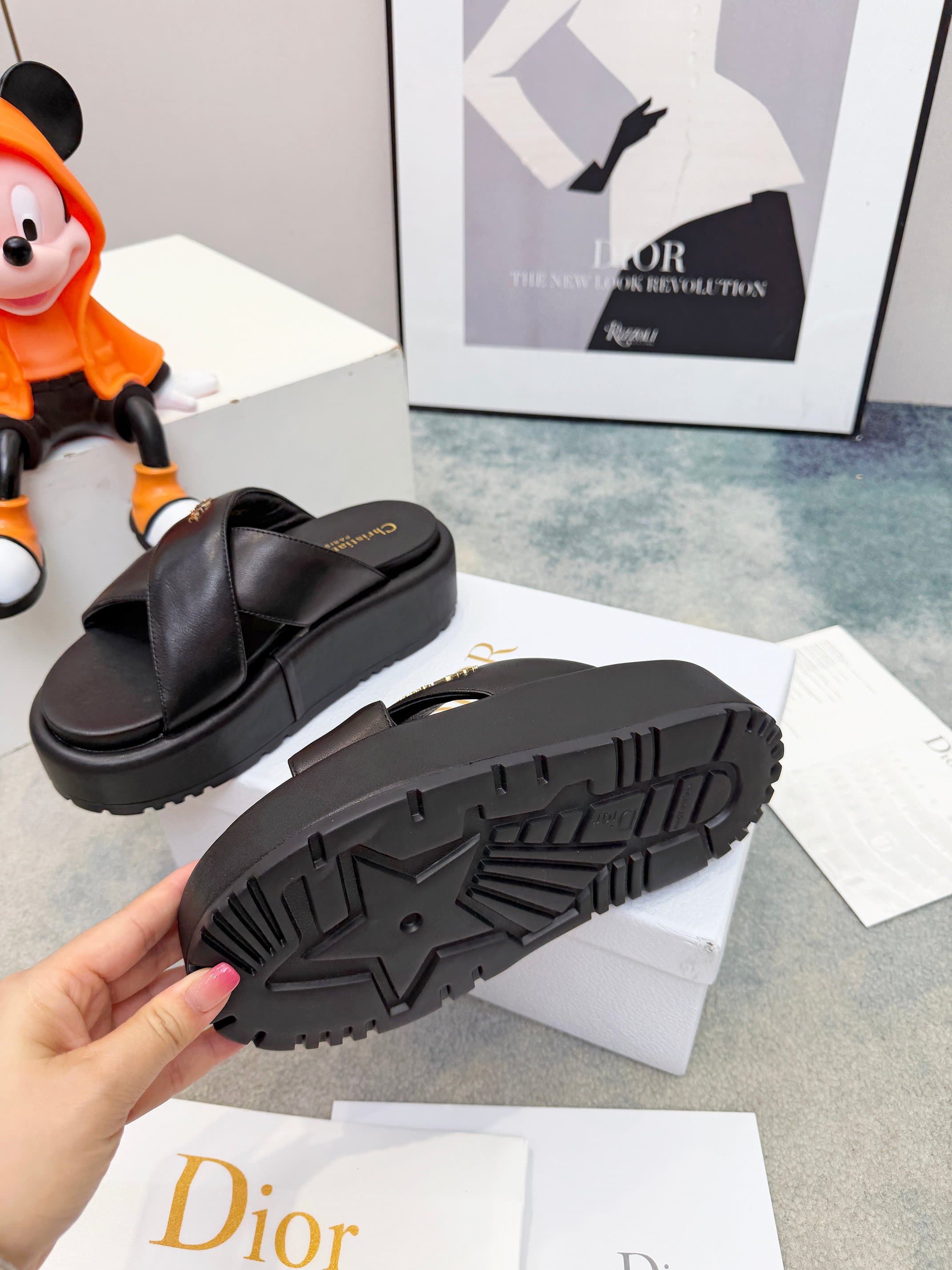 D5847 🔥 Dior Spring/Summer show: New upgraded collection. Classic thick-soled casual slippers. Original design: 1: 1. Soft and delicate texture, extremely comfortable. Versatile style. Original foam sole 💝💝💝 Easy to wear,🌷🌷 — image 3