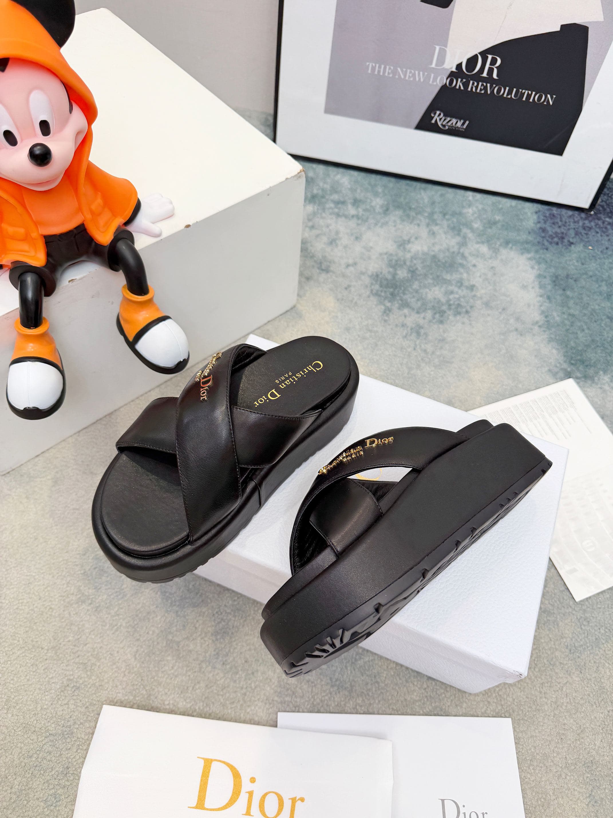 D5847 🔥 Dior Spring/Summer show: New upgraded collection. Classic thick-soled casual slippers. Original design: 1: 1. Soft and delicate texture, extremely comfortable. Versatile style. Original foam sole 💝💝💝 Easy to wear,🌷🌷 — image 4