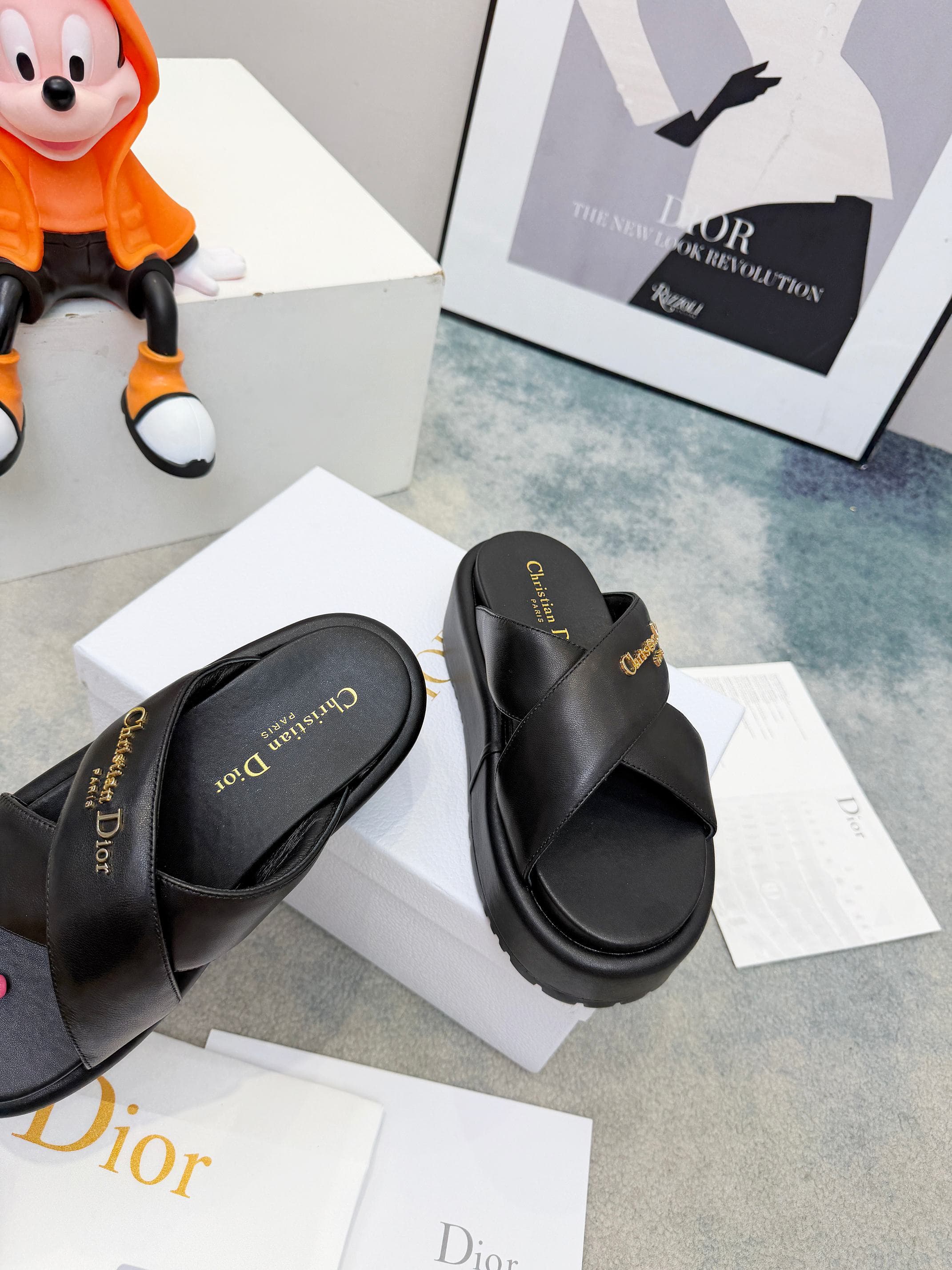 D5847 🔥 Dior Spring/Summer show: New upgraded collection. Classic thick-soled casual slippers. Original design: 1: 1. Soft and delicate texture, extremely comfortable. Versatile style. Original foam sole 💝💝💝 Easy to wear,🌷🌷 — image 2