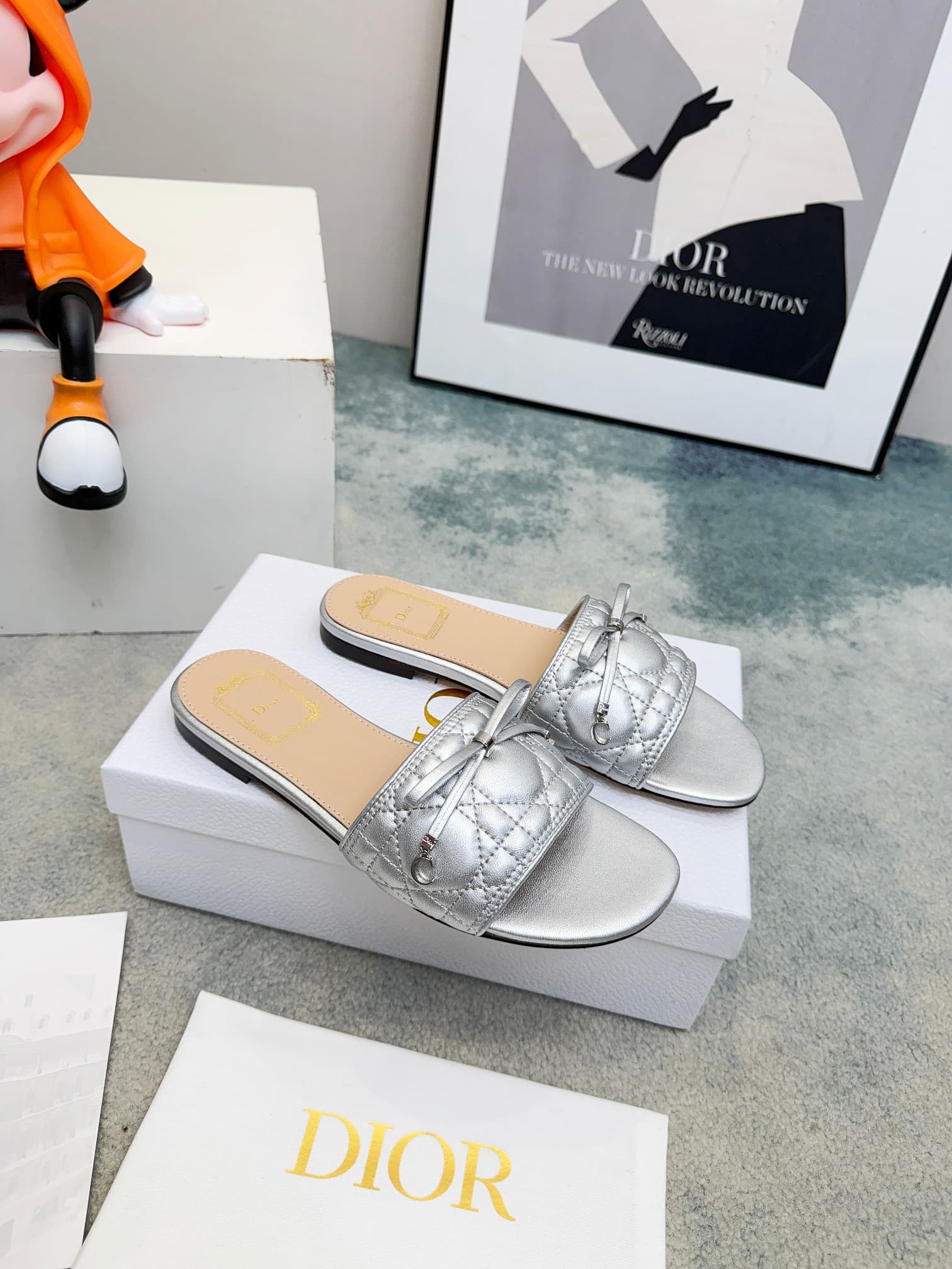 D5845 Spring/summer new model Dior D-Lane slippers – a classic style. The black cowhide upper features the 5D electric Tergu pattern, with golden metallic CD buckle decorations that add a fashionable touch. The padded leather insole ensures comfortable we — image 5
