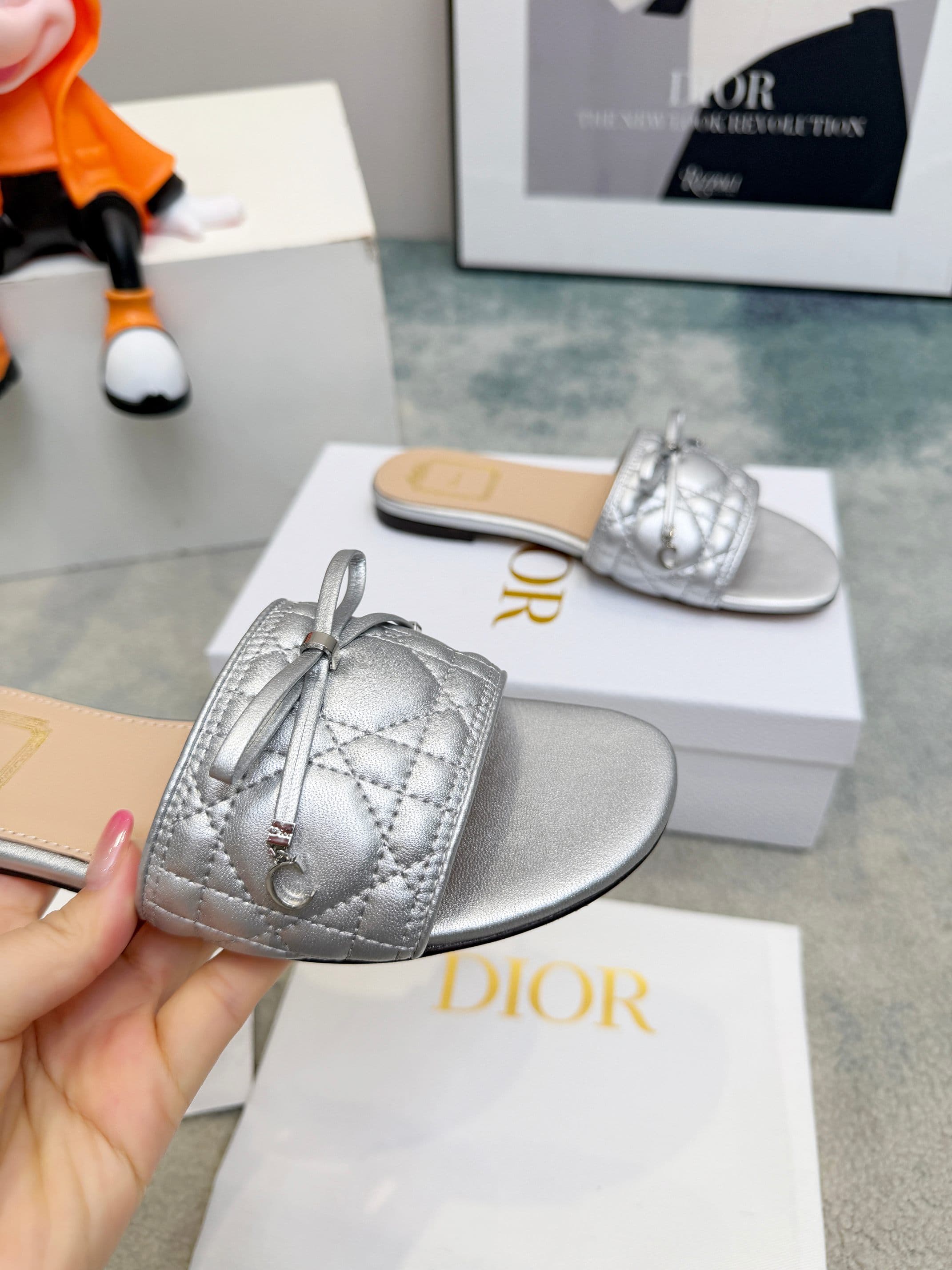 D5845 Spring/summer new model Dior D-Lane slippers – a classic style. The black cowhide upper features the 5D electric Tergu pattern, with golden metallic CD buckle decorations that add a fashionable touch. The padded leather insole ensures comfortable we — image 3