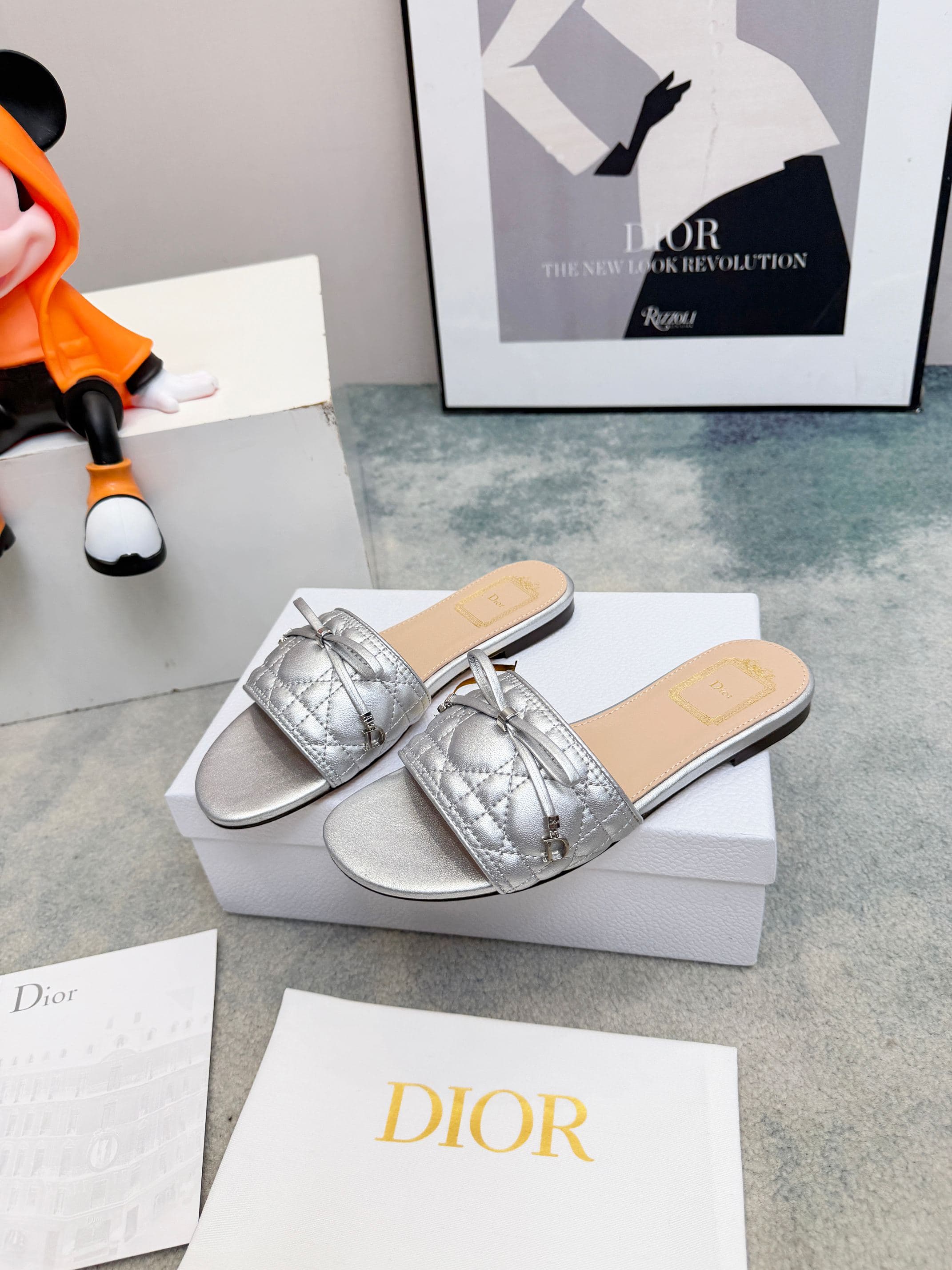 D5845 Spring/summer new model Dior D-Lane slippers – a classic style. The black cowhide upper features the 5D electric Tergu pattern, with golden metallic CD buckle decorations that add a fashionable touch. The padded leather insole ensures comfortable we — image 4