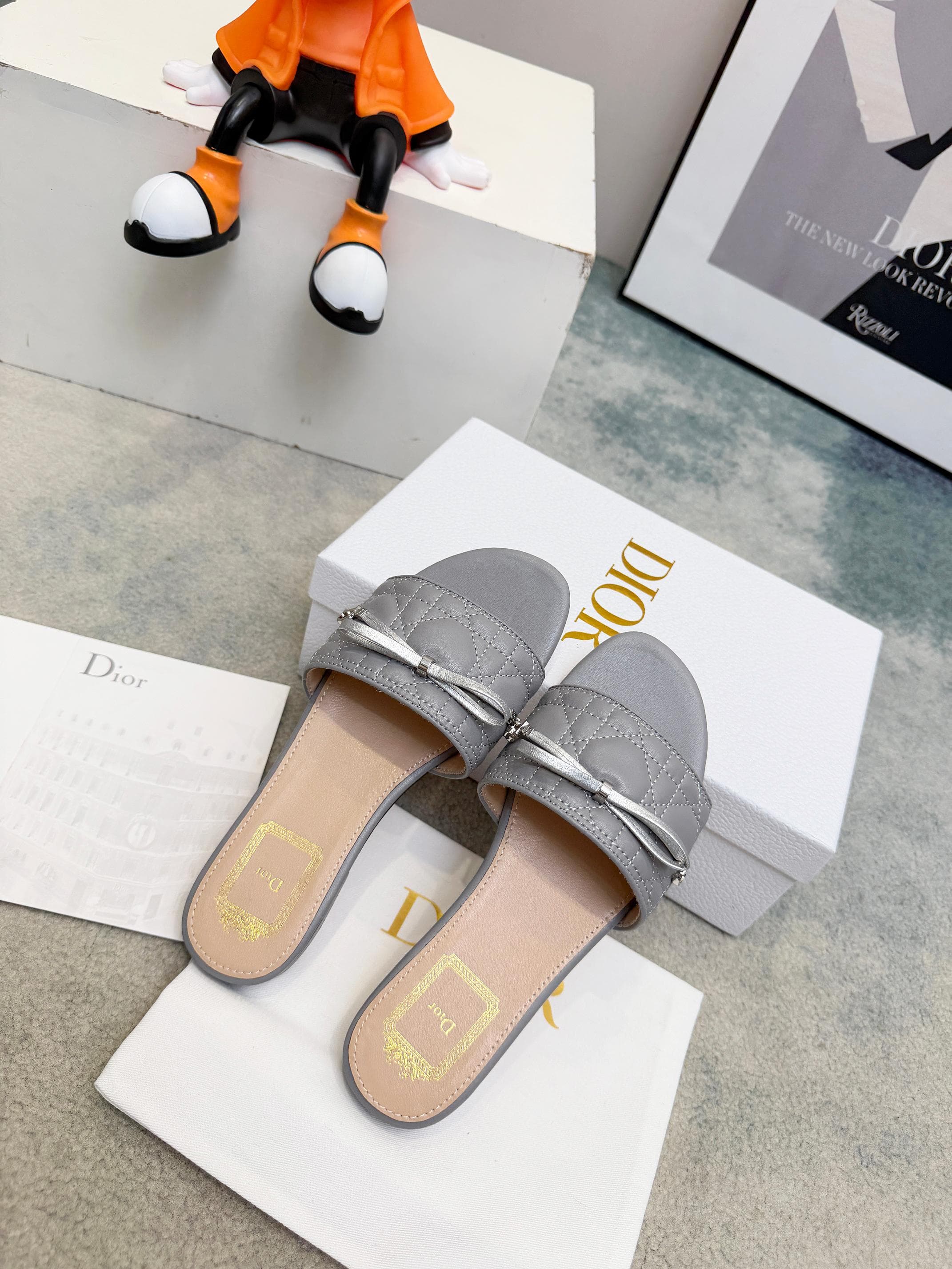 D5845 Spring/summer new model Dior D-Lane slippers – a classic style. The black cowhide upper features the 5D electric Tergu pattern, with golden metallic CD buckle decorations that add a fashionable touch. The padded leather insole ensures comfortable we — image 2