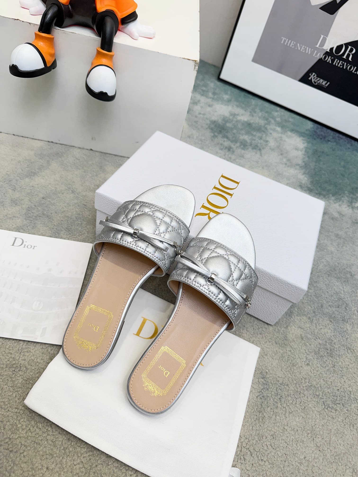 D5845 Spring/summer new model Dior D-Lane slippers – a classic style. The black cowhide upper features the 5D electric Tergu pattern, with golden metallic CD buckle decorations that add a fashionable touch. The padded leather insole ensures comfortable we — image 6