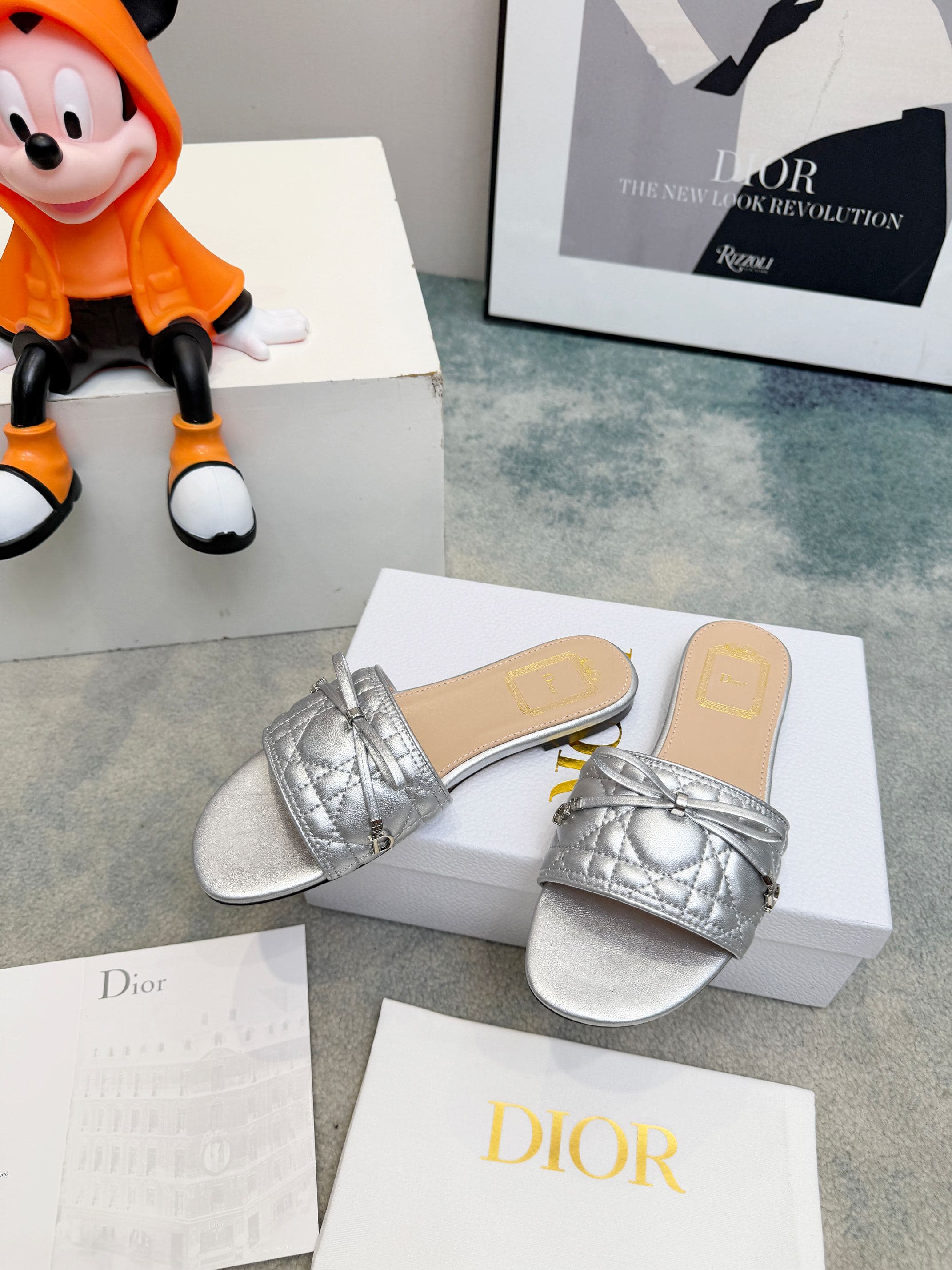 D5845 Spring/summer new model Dior D-Lane slippers – a classic style. The black cowhide upper features the 5D electric Tergu pattern, with golden metallic CD buckle decorations that add a fashionable touch. The padded leather insole ensures comfortable we — image 8