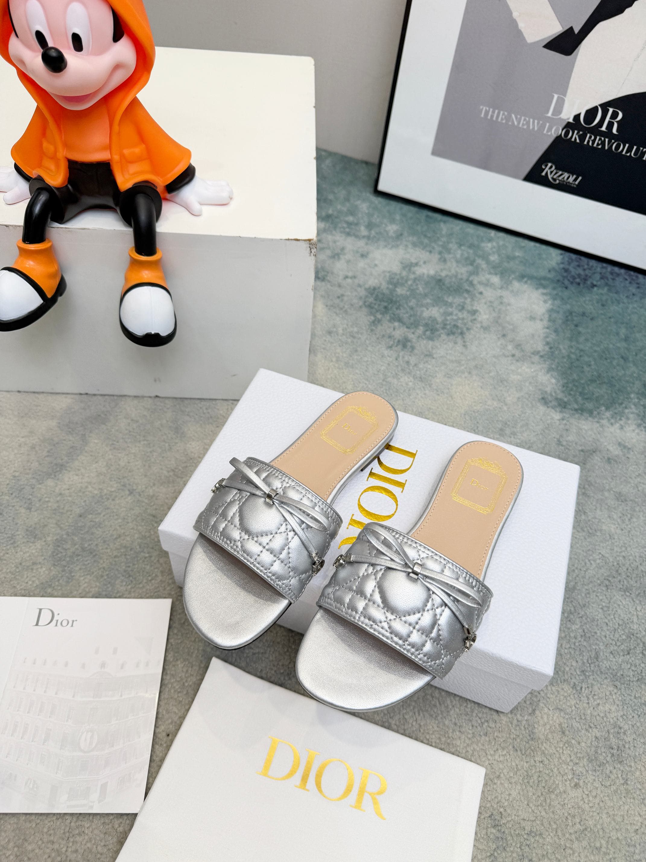 D5845 Spring/summer new model Dior D-Lane slippers – a classic style. The black cowhide upper features the 5D electric Tergu pattern, with golden metallic CD buckle decorations that add a fashionable touch. The padded leather insole ensures comfortable we — image 7