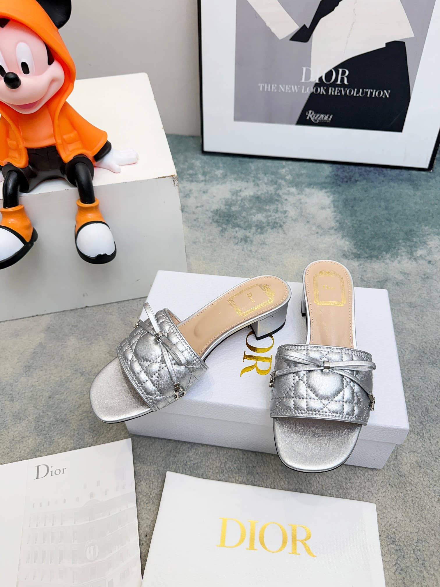 D5846 Spring/summer new model Dior D-Lane slippers – a classic style. The black cowhide upper features the 5D pattern with geometric patterns; it is adorned with gold-colored metal CD buckles, highlighting its fashionable appearance. The padded leather so — image 5