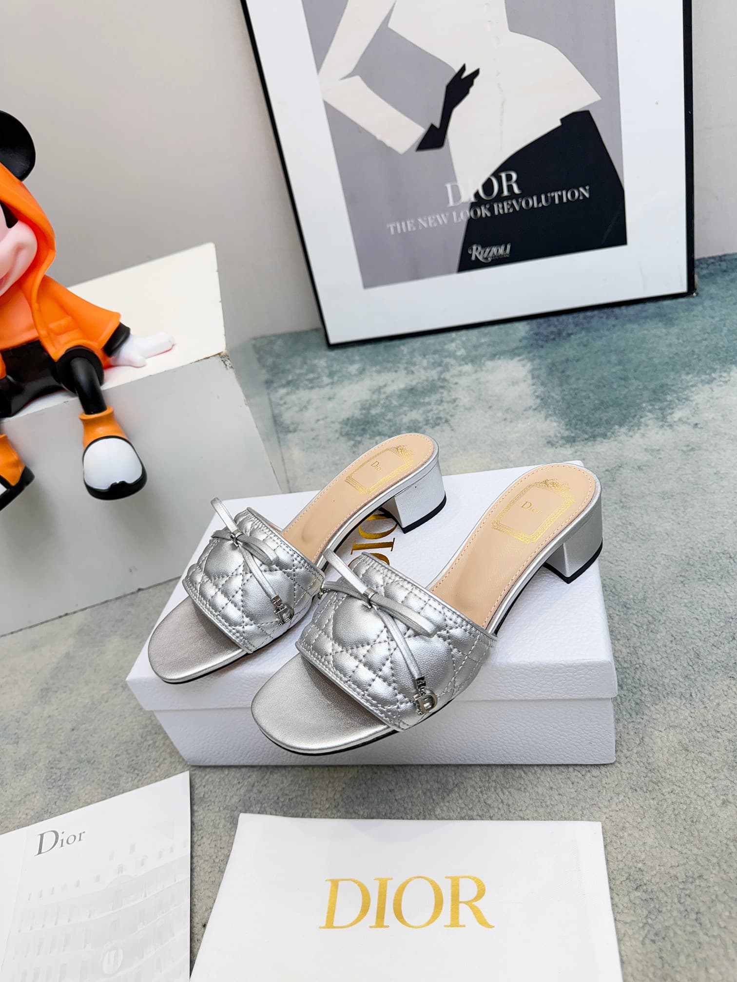 D5846 Spring/summer new model Dior D-Lane slippers – a classic style. The black cowhide upper features the 5D pattern with geometric patterns; it is adorned with gold-colored metal CD buckles, highlighting its fashionable appearance. The padded leather so — image 3