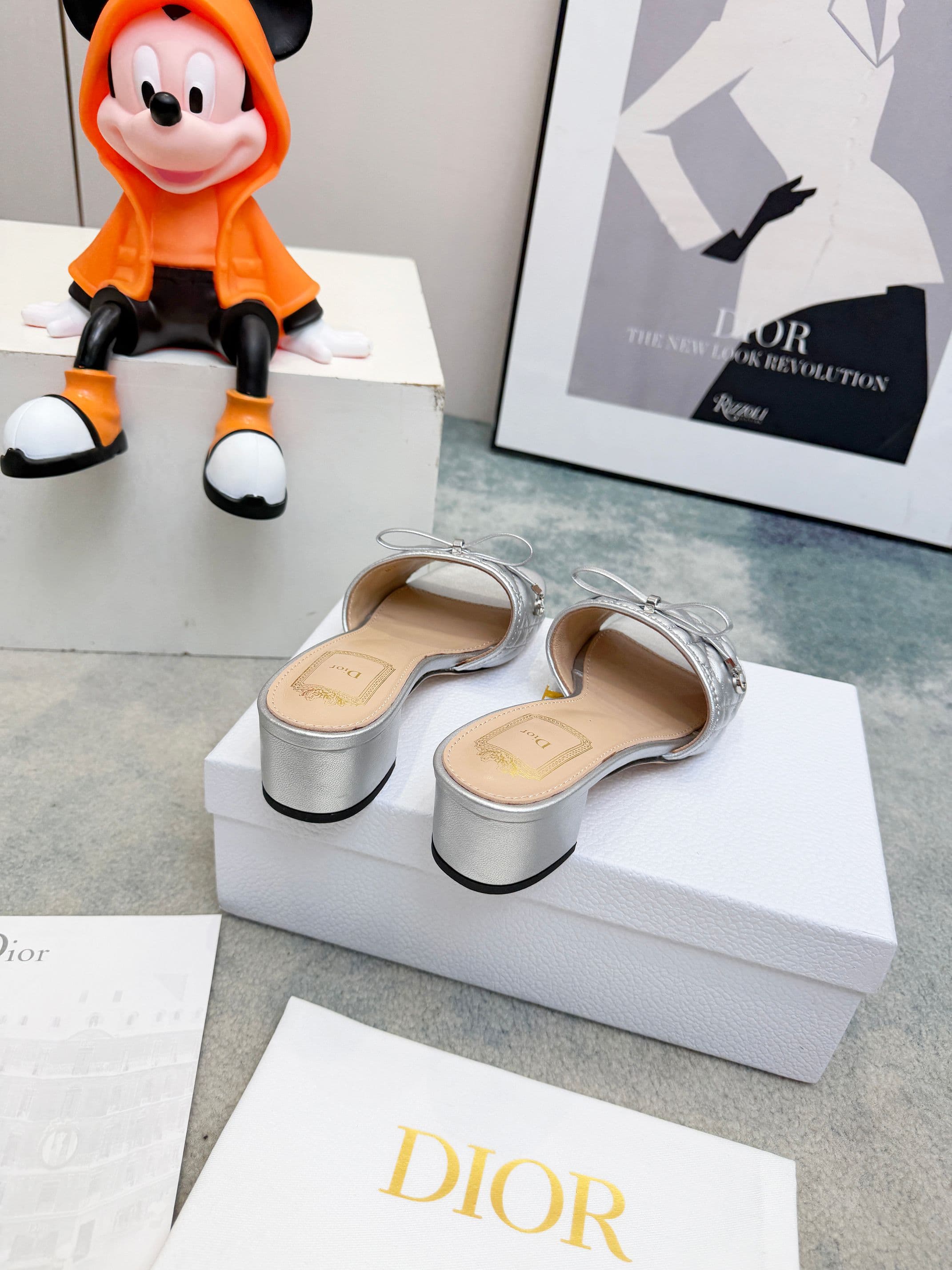D5846 Spring/summer new model Dior D-Lane slippers – a classic style. The black cowhide upper features the 5D pattern with geometric patterns; it is adorned with gold-colored metal CD buckles, highlighting its fashionable appearance. The padded leather so — image 2