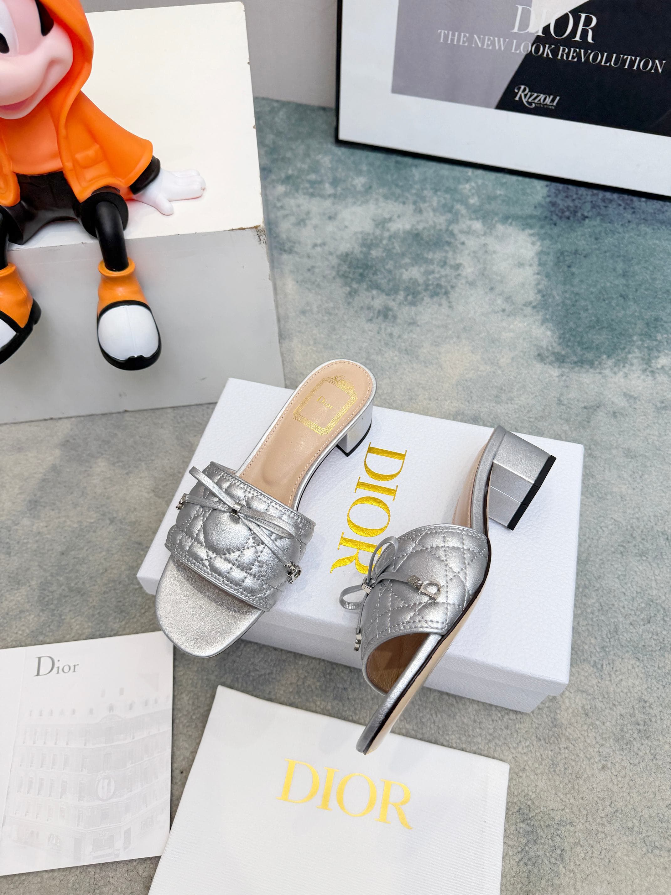 D5846 Spring/summer new model Dior D-Lane slippers – a classic style. The black cowhide upper features the 5D pattern with geometric patterns; it is adorned with gold-colored metal CD buckles, highlighting its fashionable appearance. The padded leather so — image 4