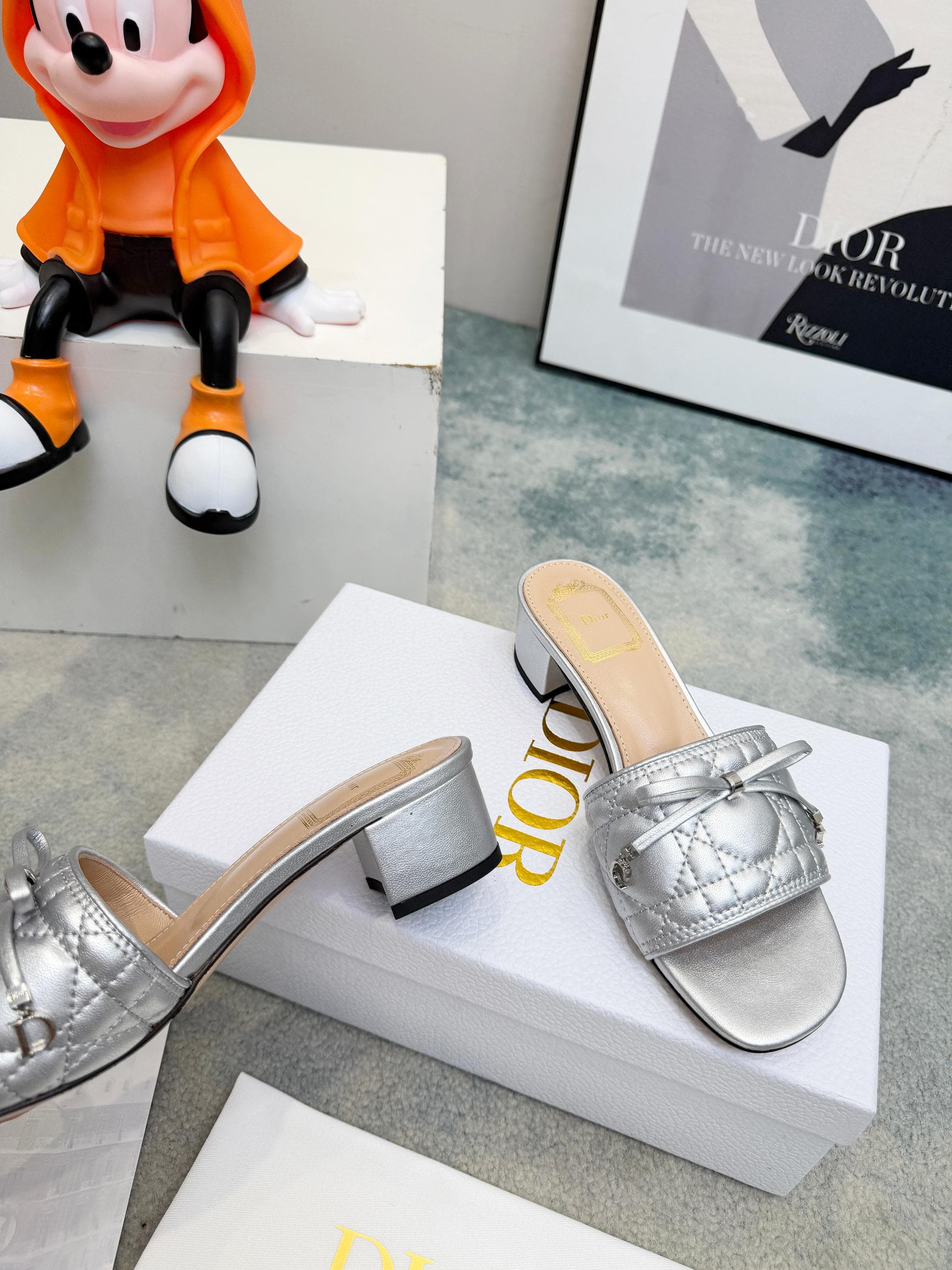 D5846 Spring/summer new model Dior D-Lane slippers – a classic style. The black cowhide upper features the 5D pattern with geometric patterns; it is adorned with gold-colored metal CD buckles, highlighting its fashionable appearance. The padded leather so — image 6