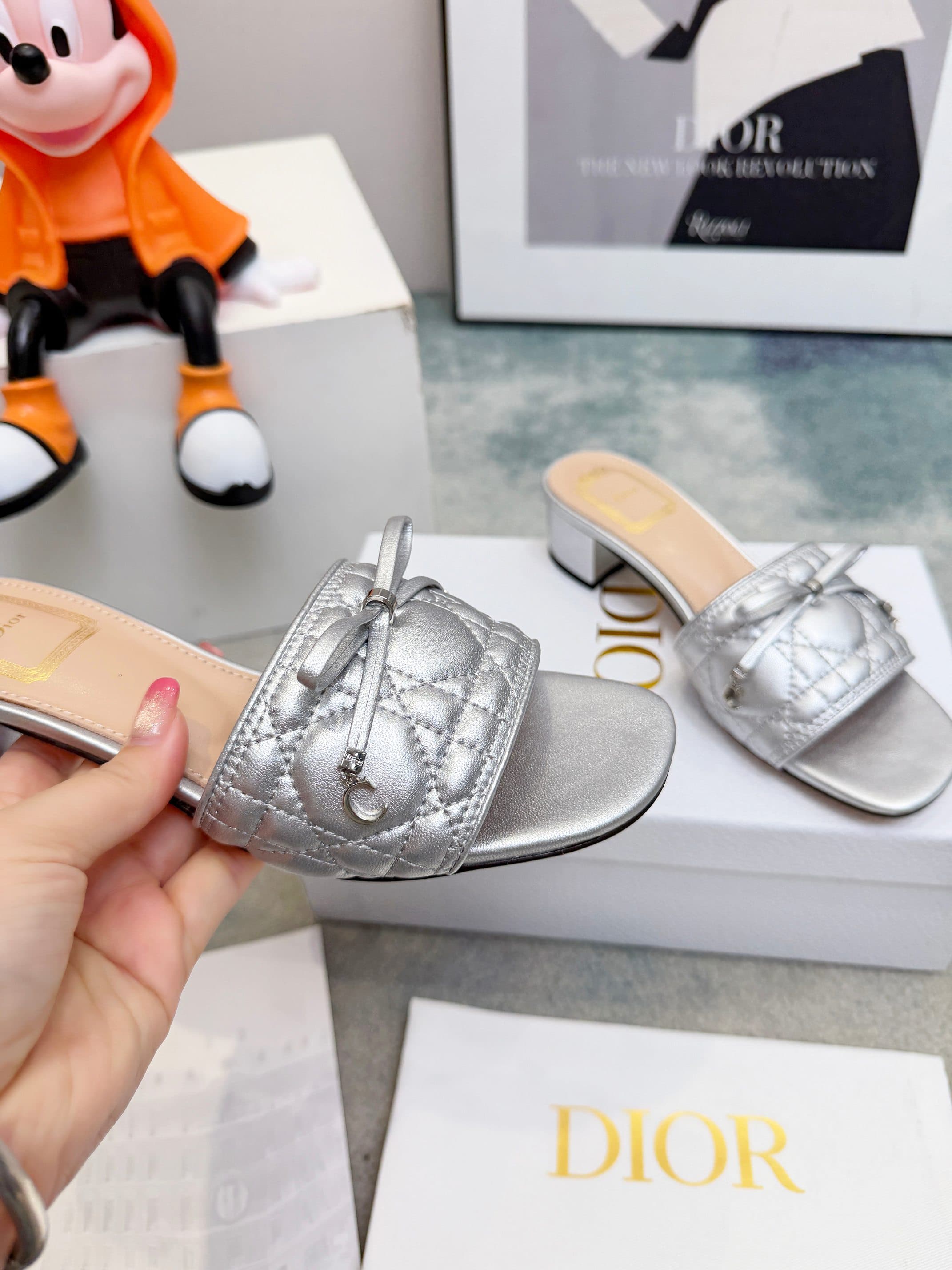 D5846 Spring/summer new model Dior D-Lane slippers – a classic style. The black cowhide upper features the 5D pattern with geometric patterns; it is adorned with gold-colored metal CD buckles, highlighting its fashionable appearance. The padded leather so — image 7