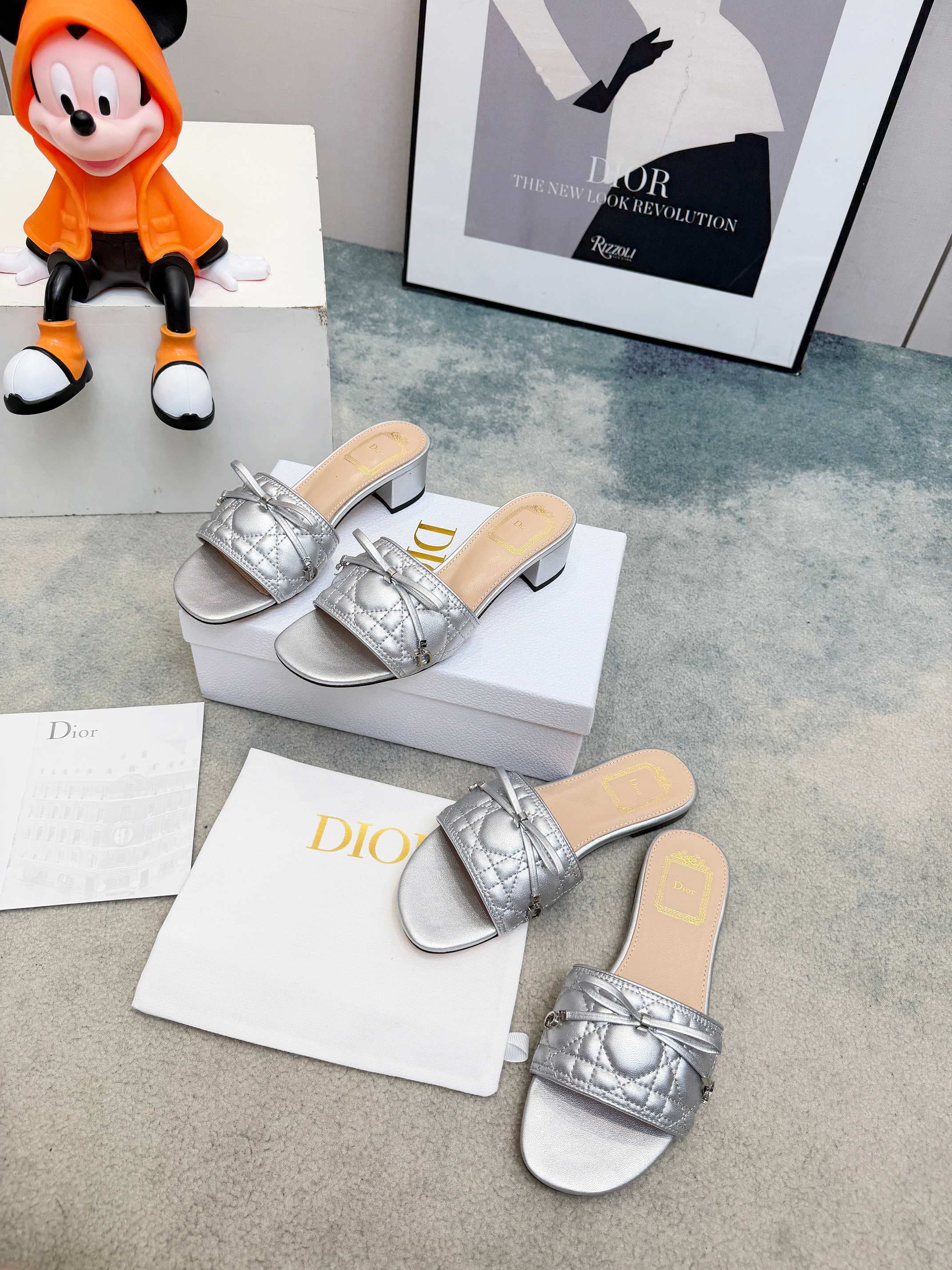 D5846 Spring/summer new model Dior D-Lane slippers – a classic style. The black cowhide upper features the 5D pattern with geometric patterns; it is adorned with gold-colored metal CD buckles, highlighting its fashionable appearance. The padded leather so — image 8